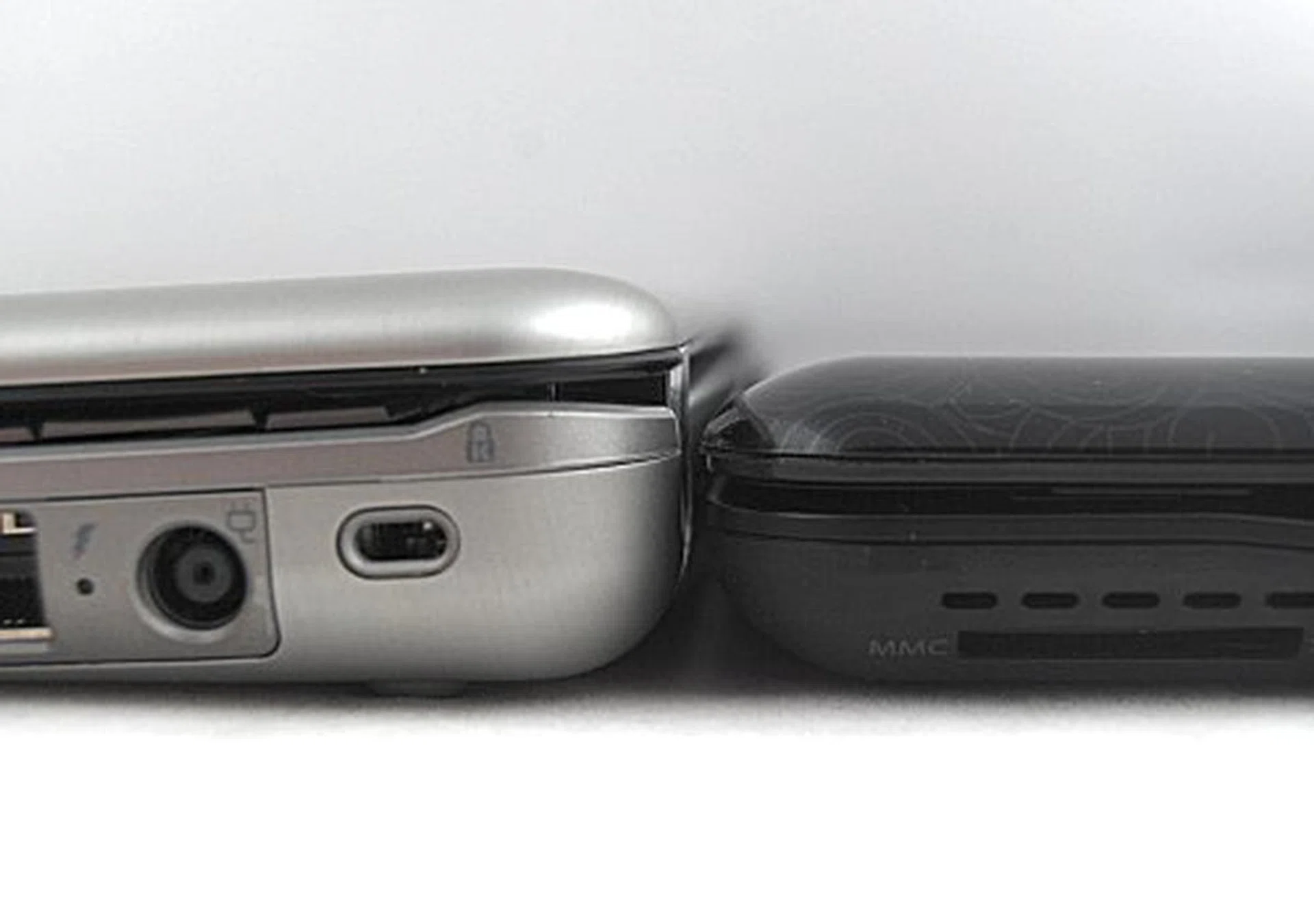 On the other end however, the older Mini-Note shows its chunkier rear end compared to the Mini 1000.