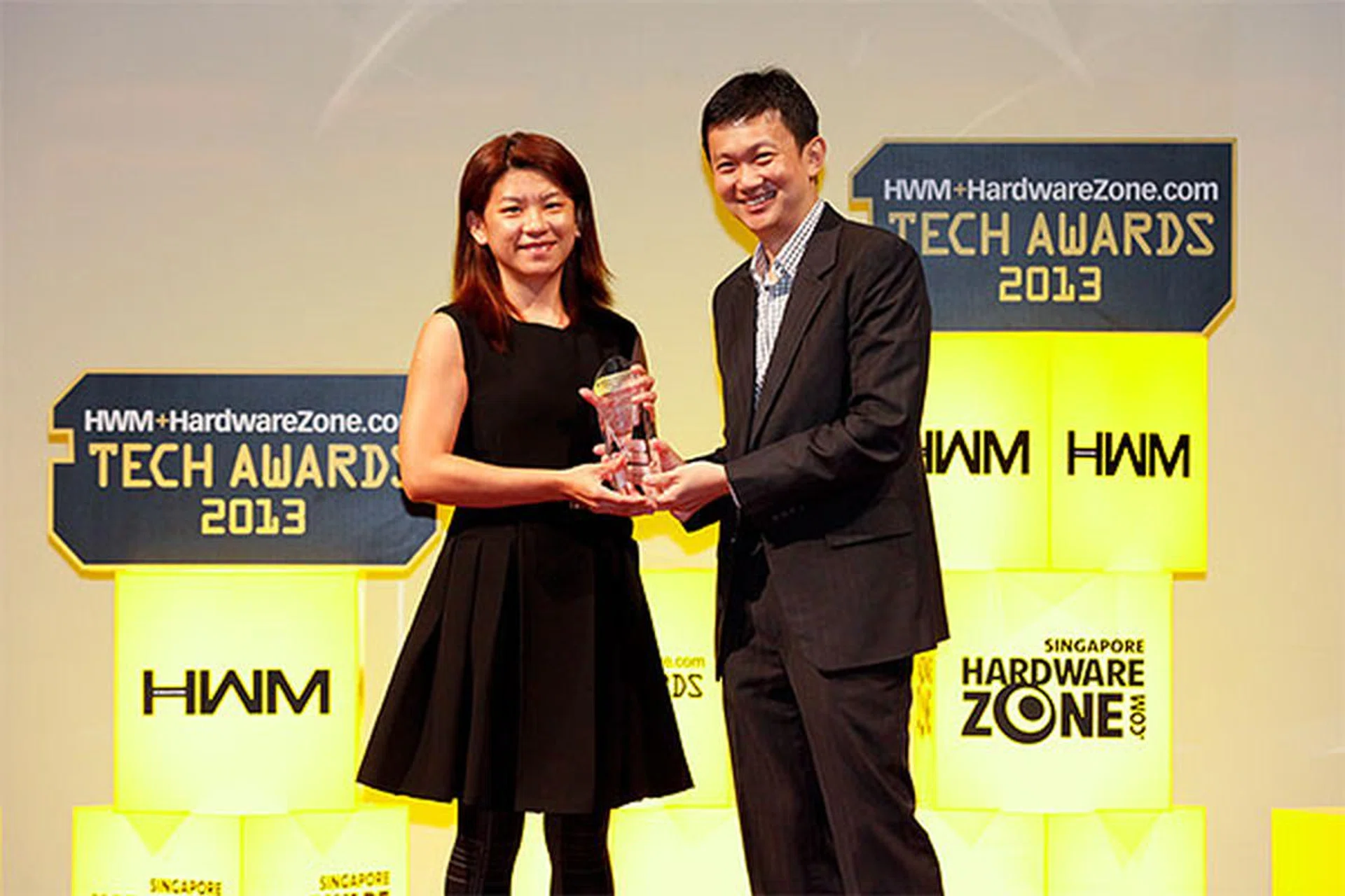 HP came out tops in the polls for Best Desktop PC Brand. Here's Ms. Lin Yun Yun, Market Development Manager for HP Singapore (Sales) receiving the trophy from the hands of Dr. Tang.