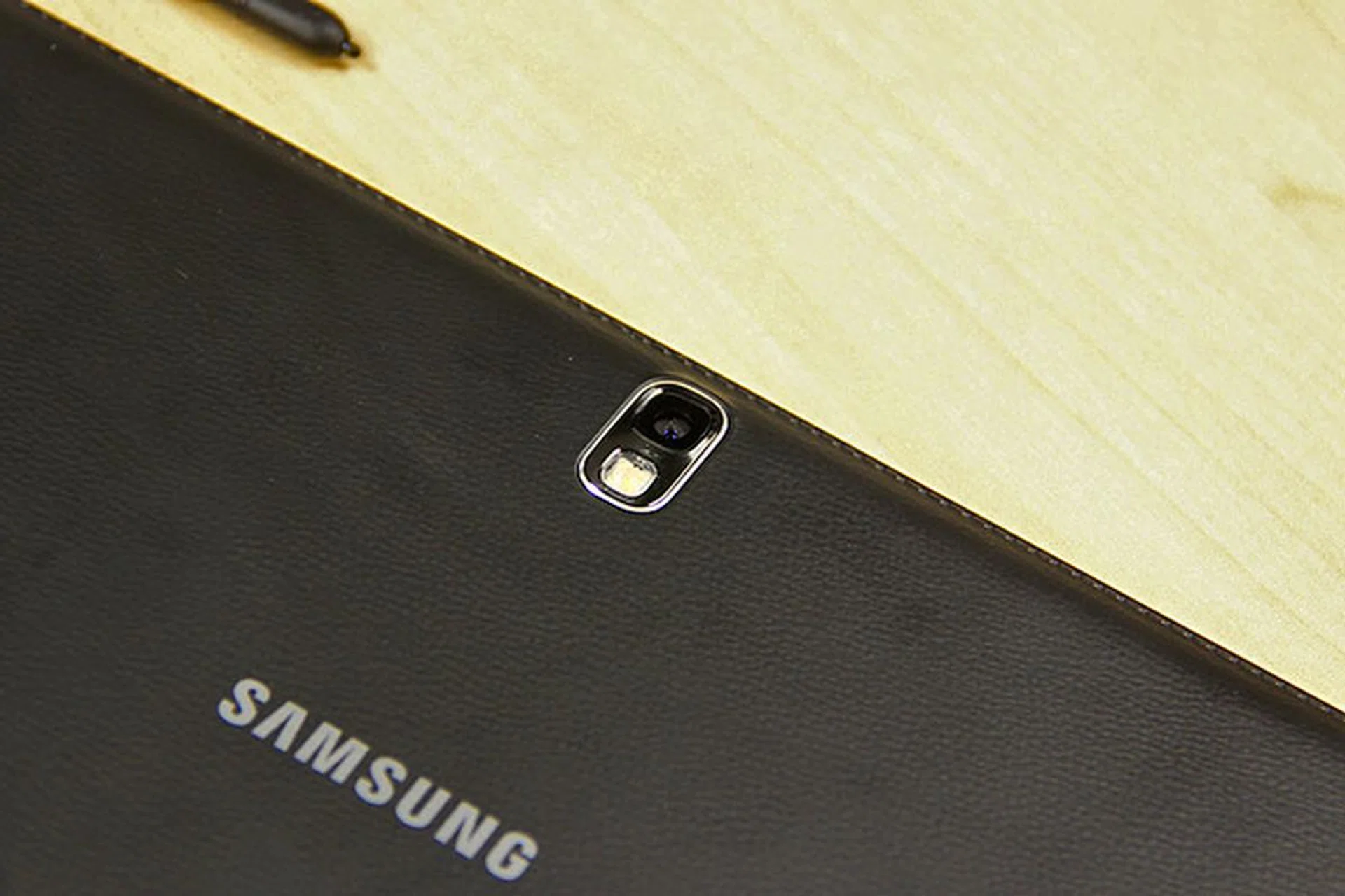 On the massive back of the Note Pro sits an 8-megapixel camera (with LED flash), and pretty much nothing else.