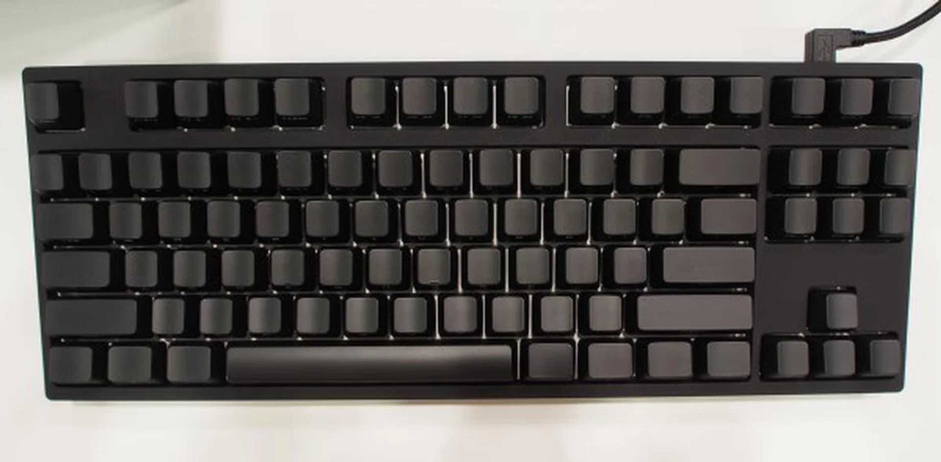 It doesn’t have a fancy design with additional buttons and scroll wheels. It doesn’t have rainbow colored disco lights. And that’s its greatest strength. In short, it’s just one cool keyboard.