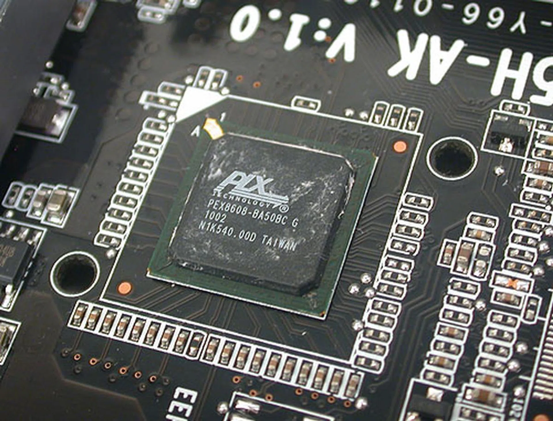 A PLX PEX 8608 PCIe Gen 2 switch ensure that your USB 3.0 and SATA 6Gbps will not have their bandwidth lanes diverted when you setup CrossFireX or SLI, which is what happens on some boards which tout these features. Hence, your SATA 6Gbps or USB 3.0 will always be running up to its maximum advertised speed.