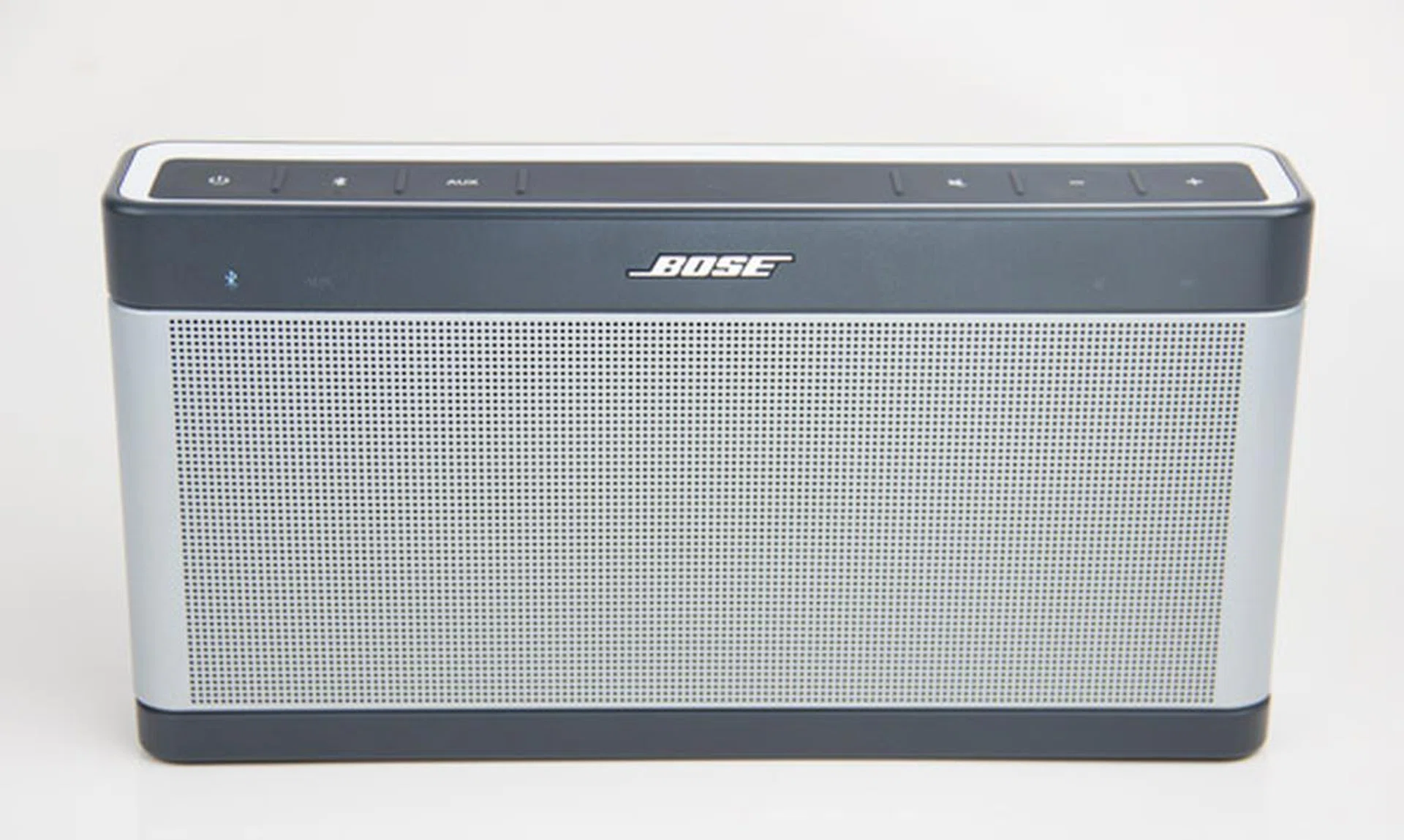 The front of the SoundLink III. Note the blue Bluetooth indicator light on the left, indicating it's in pairing.