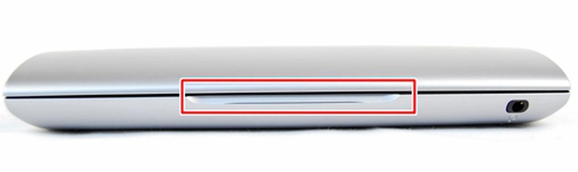 Sony provides a nice cut out for you to open the clamshell design of the Tablet P. There is also a very thin strip of LED located at the cut out which flashes in green whenever notifications come in. This will come in handy especially when you leave the Tablet P in your bag. 