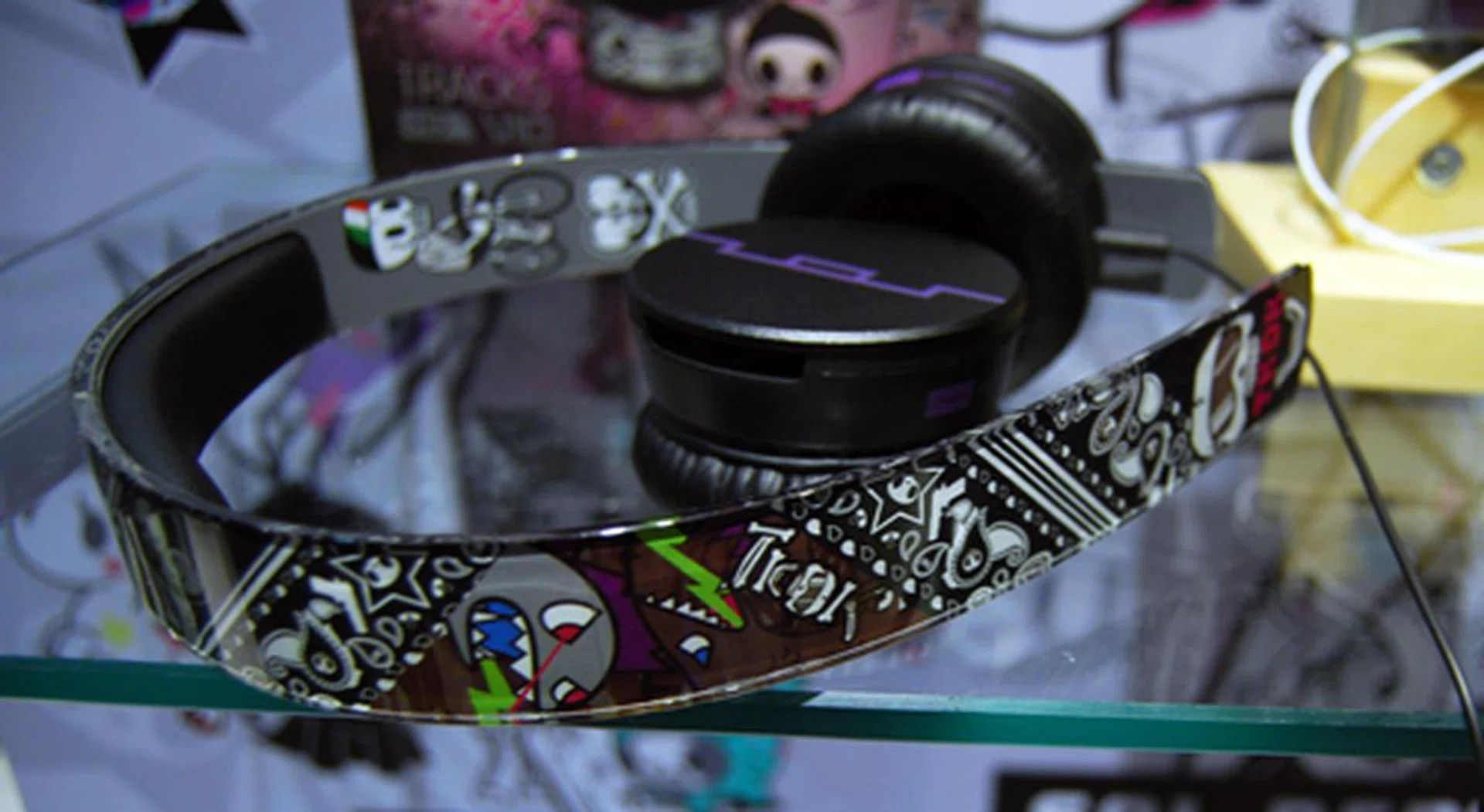 In this shot you can see the chic urban design tokidoki has furnished Sol Republic's headphones with.