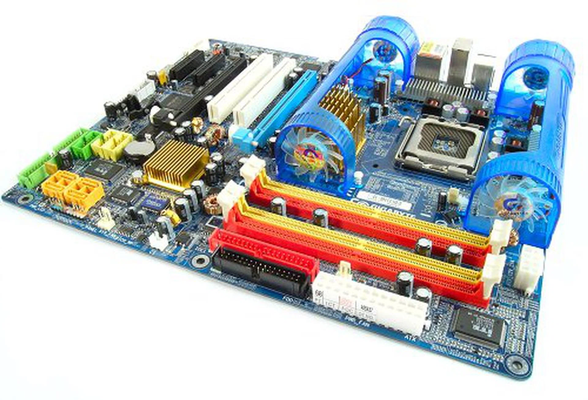 Our first 975X board had little to recommend in terms of performance over the 955X. Furthermore it was still behind an equivalent nForce4 SLI Intel Edition board. However, things were to change dramatically in the coming year so it wasn't that important. 