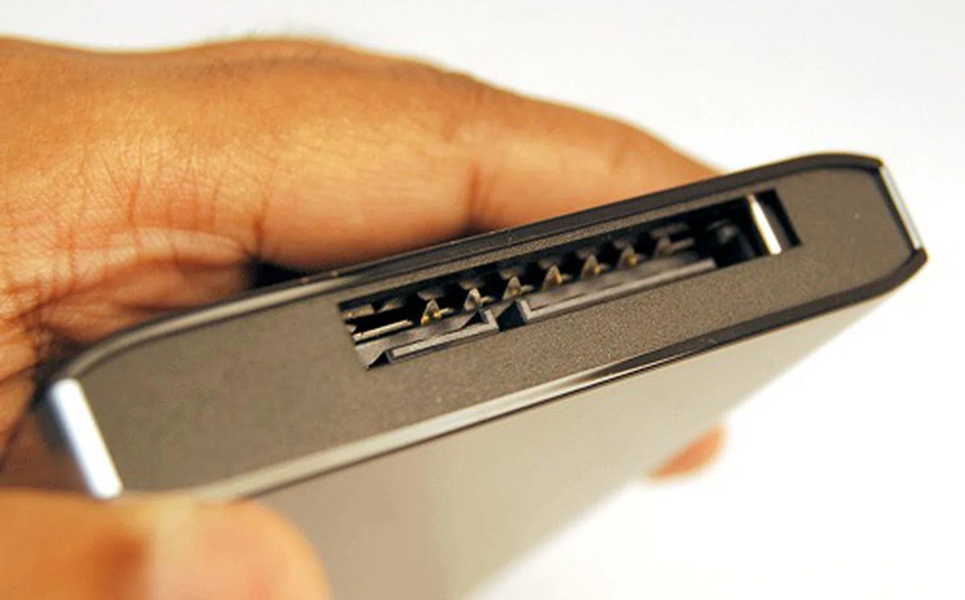 Note the 'GoFlex' connectivity of the drive is basically a SATA interface. Here you can see both SATA power and data connections. And yes, given the right type of cables without protrusions, you can even hook it up to your motherboard directly. And this is why we are confidently saying so...