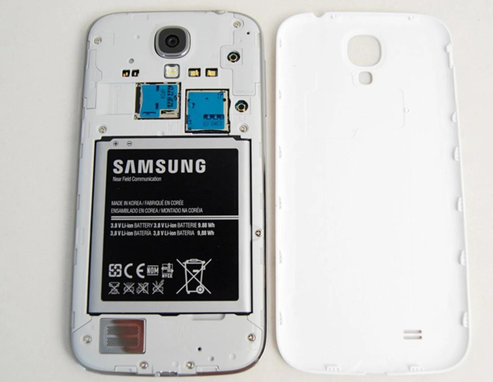 While having a removable battery is an advantage, the battery cover that hides it away is still as flimsy as ever. Removing it will reveal the microSD and microSIM card slots above the 2,600mAh battery.