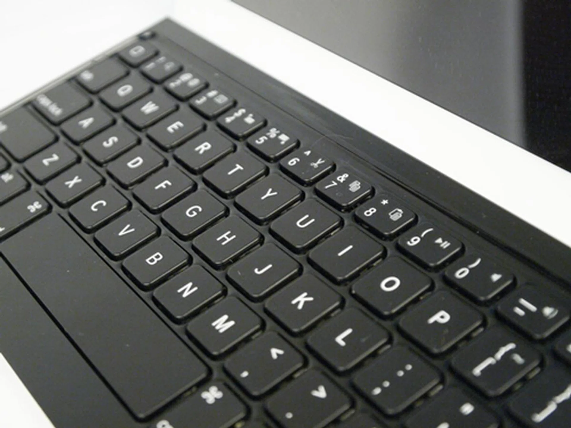 Dedicated shortcut functions on the Logitech accessory can only be accessed while pressing the FN key as well. Thankfully, functions were more varied due to the fact that it is made specifically for use with an iPad. Aside the usual volume and play/pause options, you can also cut/copy texts or objects and open a virtual keyboard.