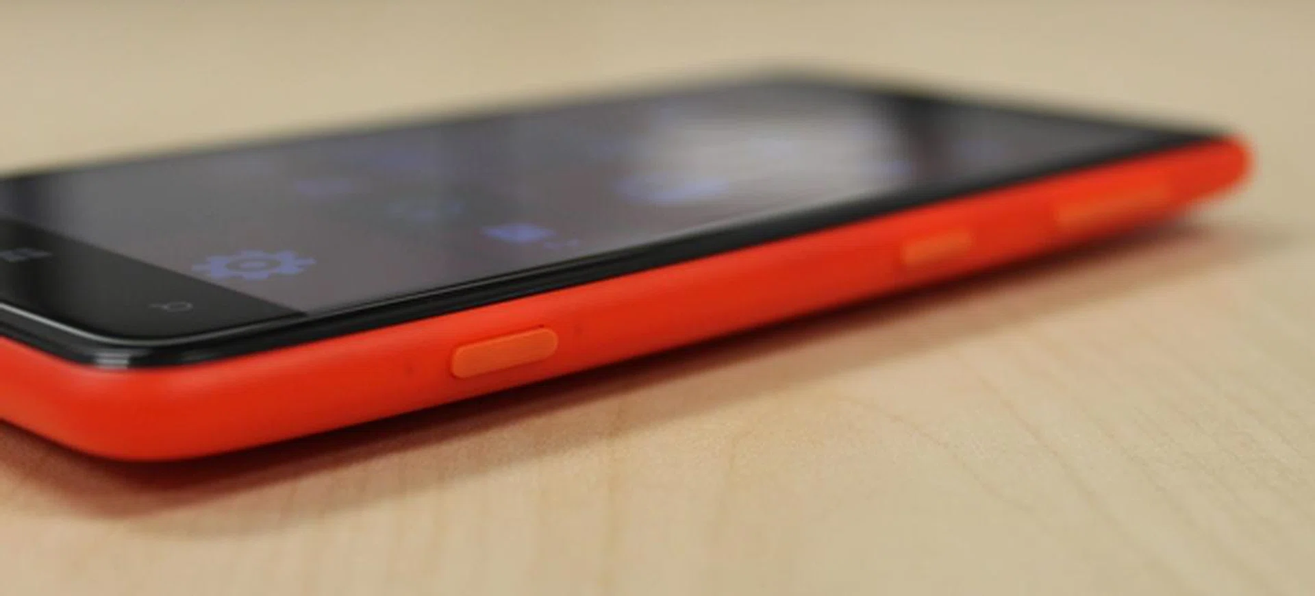 The buttons on the right side of the Nokia Lumia 625 are raised sufficiently, and gives a very assuring feel when pressed.