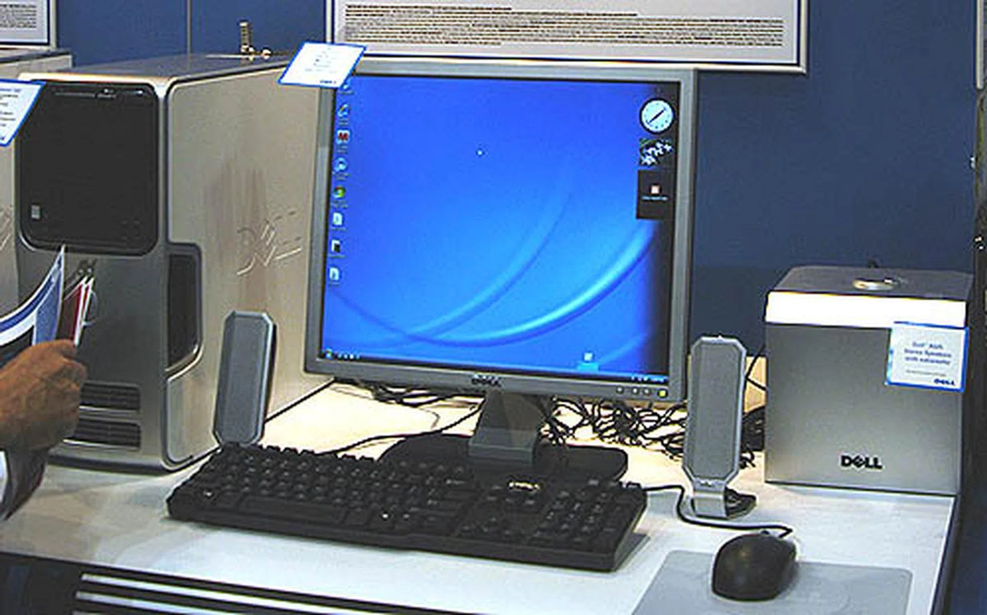  Looking for a value for money Windows Vista capable desktop PC? Consider Dell's Dimension E521, which is powered by an AMD Athlon 64 X2 3800+ dual core processor. The PC is on sale for only S$1099. The package even comes with a 19-inch LCD monitor and a Dell A525 2.1 speaker system.  