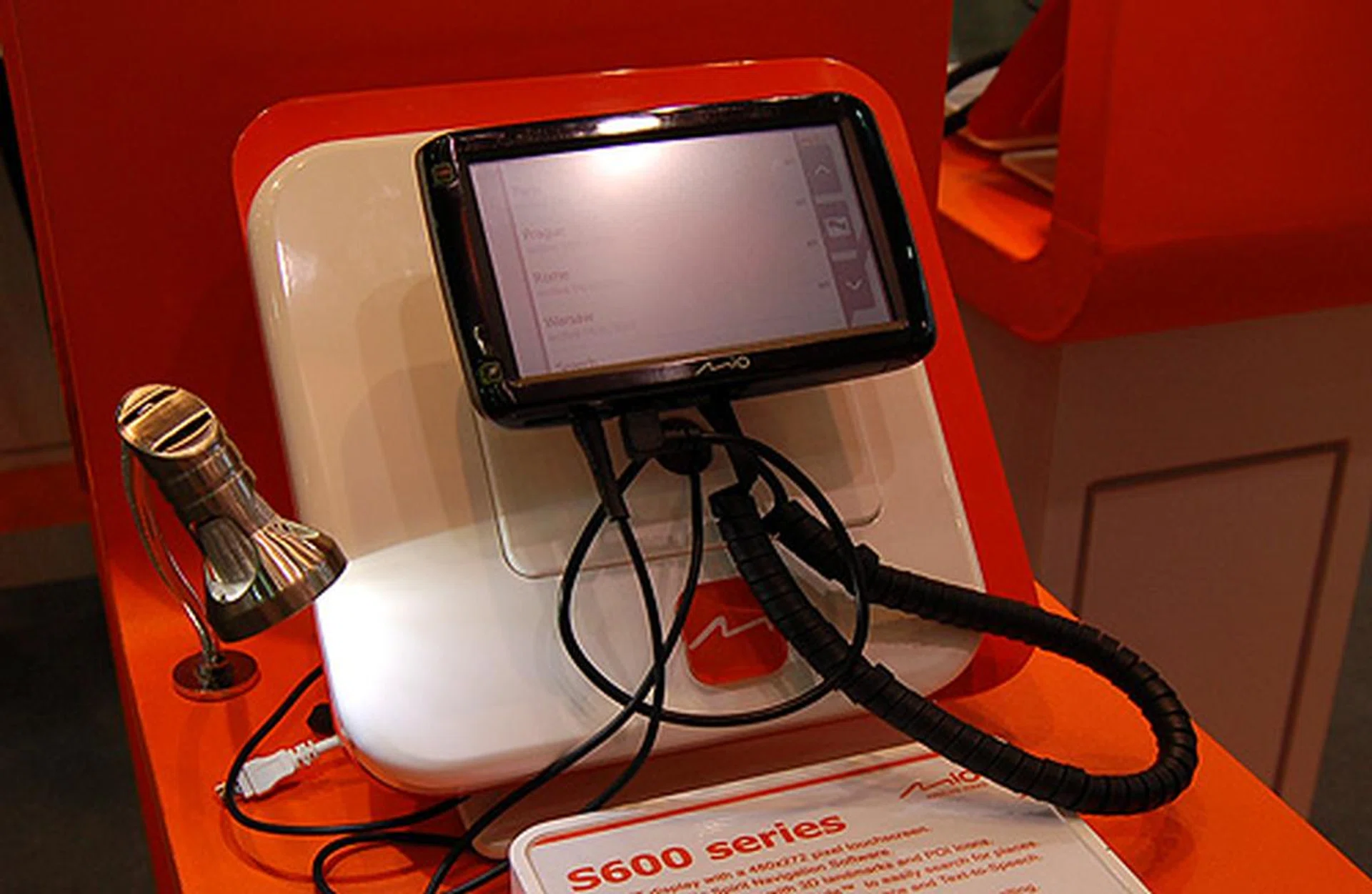 The S600 series is a 5-inch PND that offers navigation, real-time weather and traffic information and features a quick capture button that quickly records places.