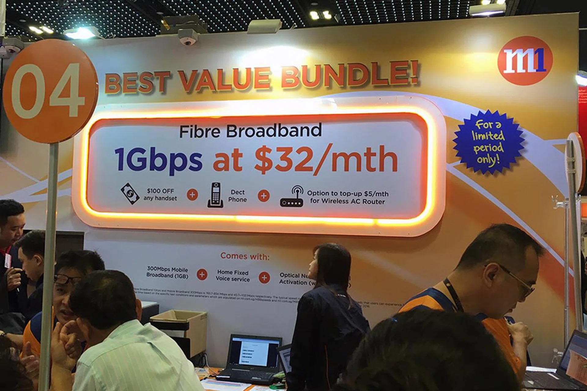 It's mostly fiber deals at M1. One of which is this 1Gbps fiber broadband plan for $32/month. You can also top up $5/month to get a wireless-AC router. Comes with a free Dect phone, and $100 handset discount, too.