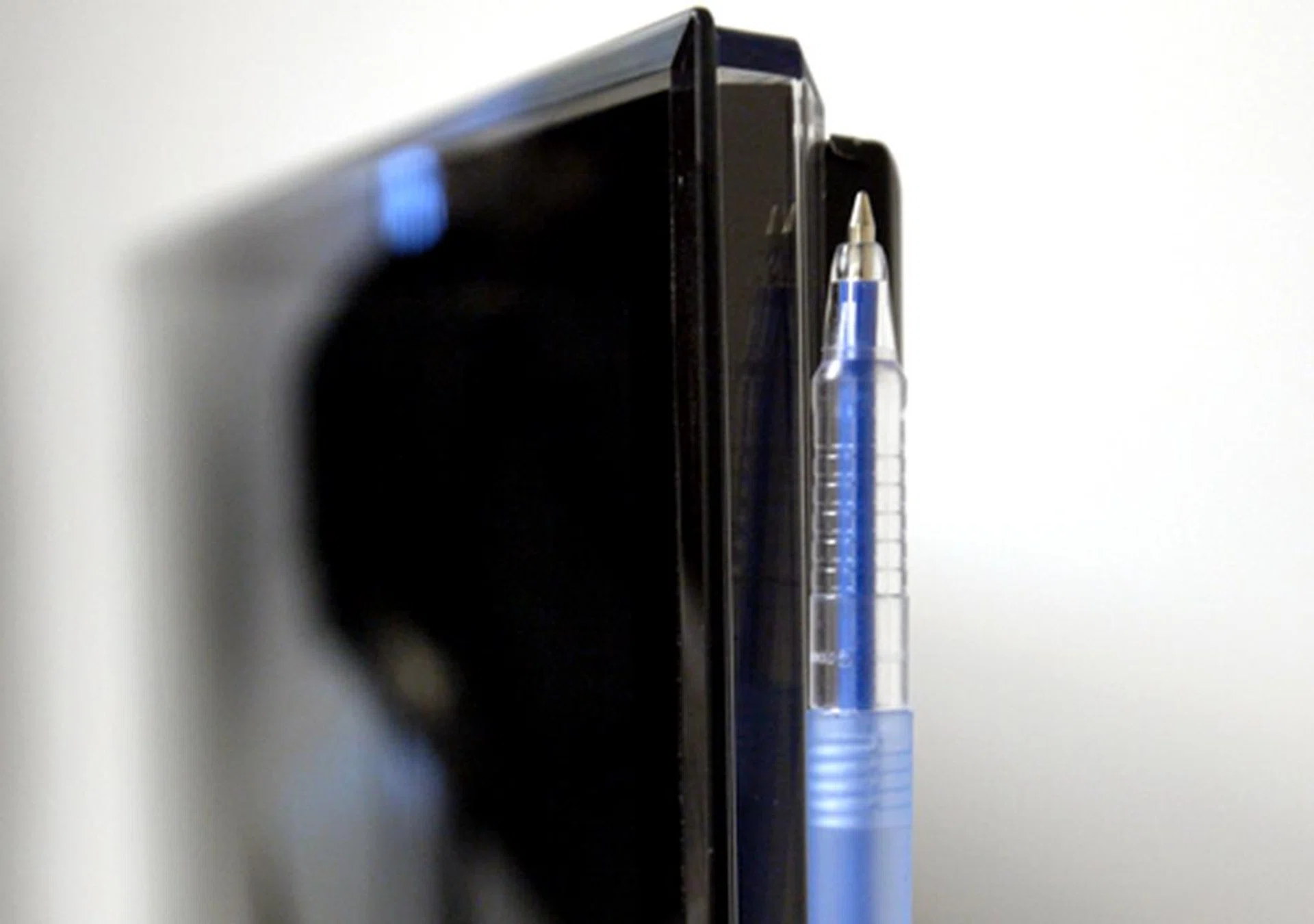The wavy LED design extends to the side of the Colossus, which makes the side panels of this casing much heavier than usual. Users can switch between blue or red lighting with a button.