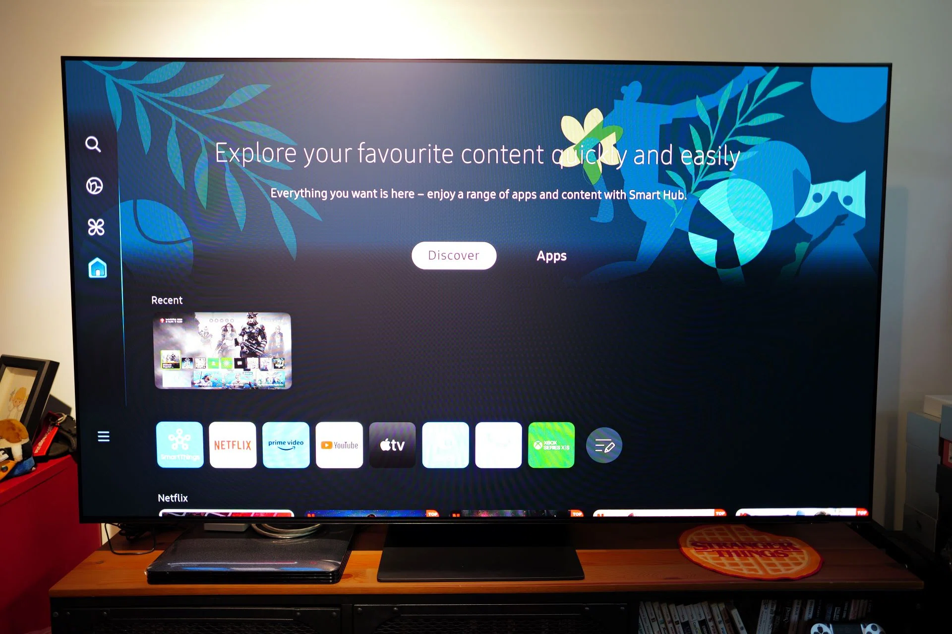 On coloured backgrounds, the lights are barely noticeable. It's also worth noting that my reflection (when taking photos in front of the TV) is not shown too.