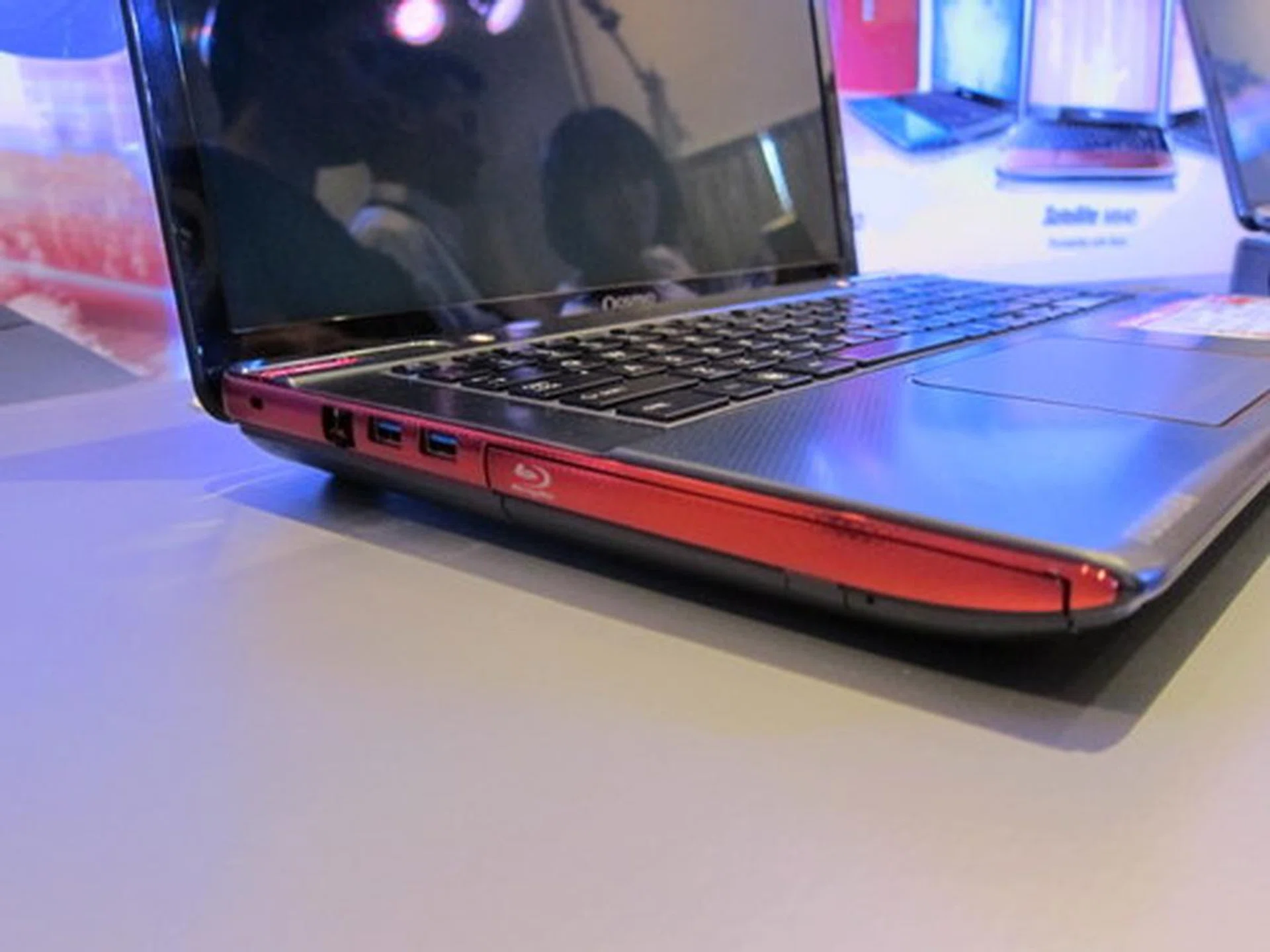 The red aluminum accents along the sides of the machine gives it some character and style. 