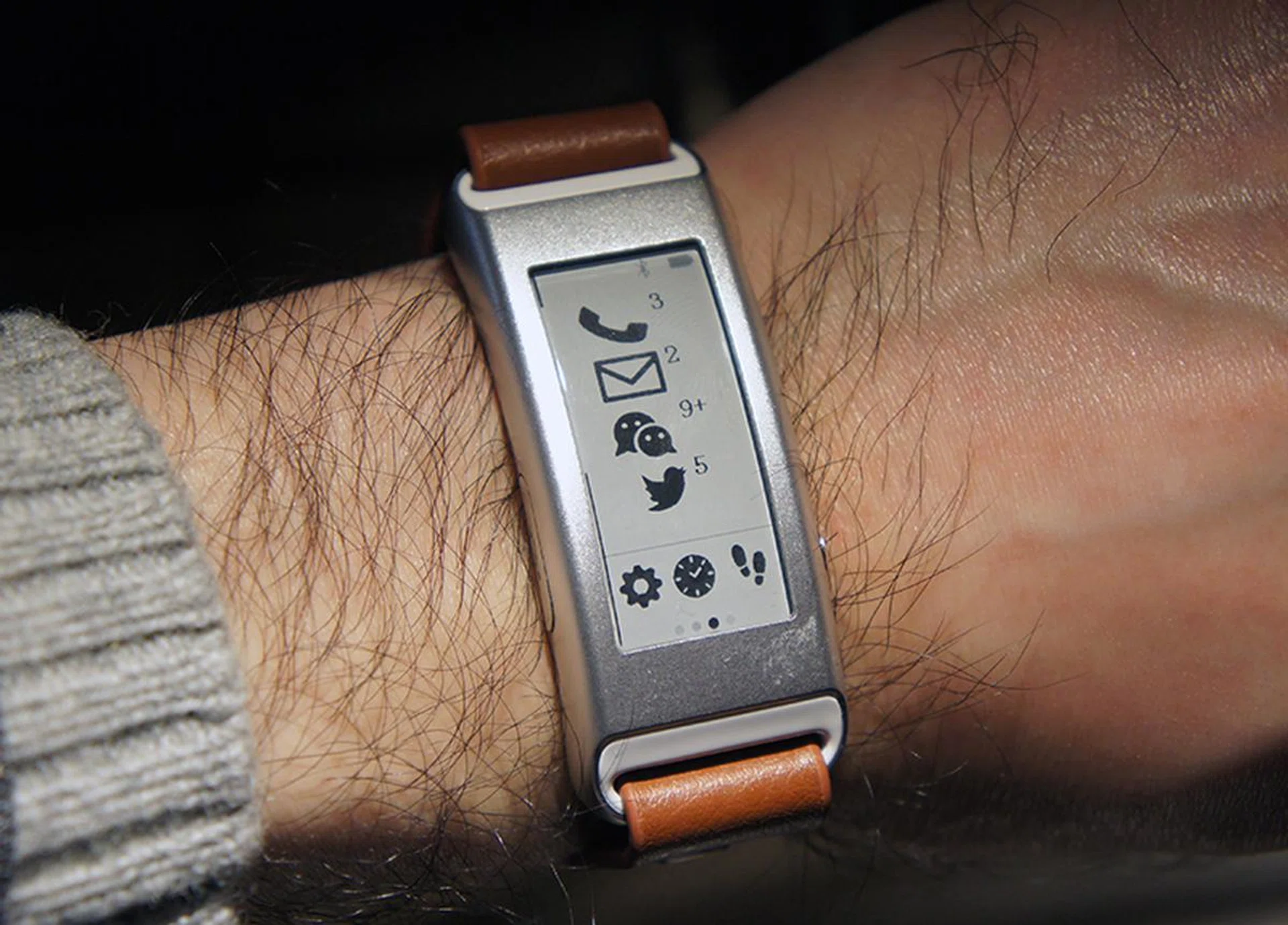 The curved case ensures a good and comfortable fit on wrists.