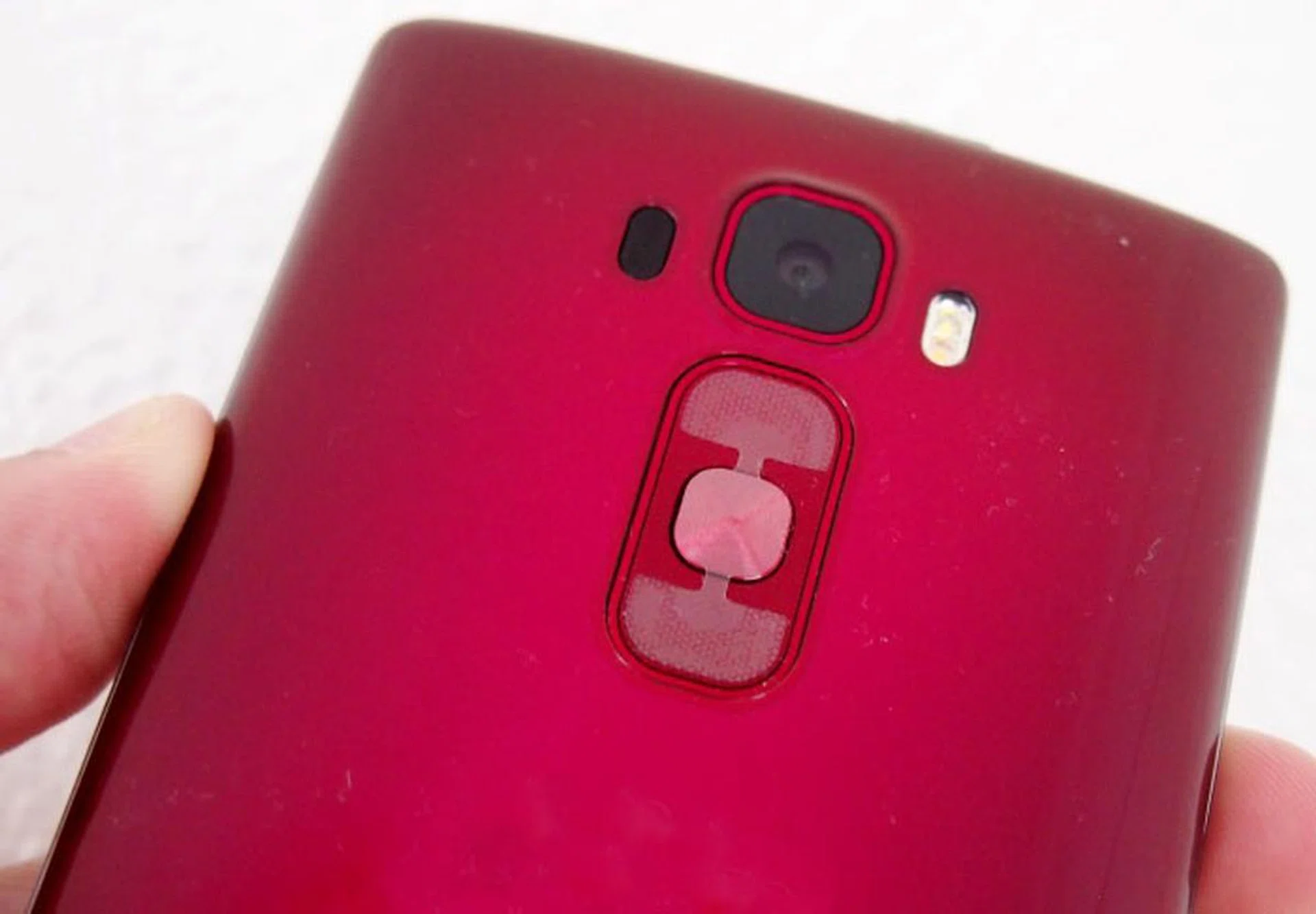 The rear cover of the G Flex 2 is also more durable; it is protected by DuraGuard Glass which is a special chemical treatment technology developed by LG.