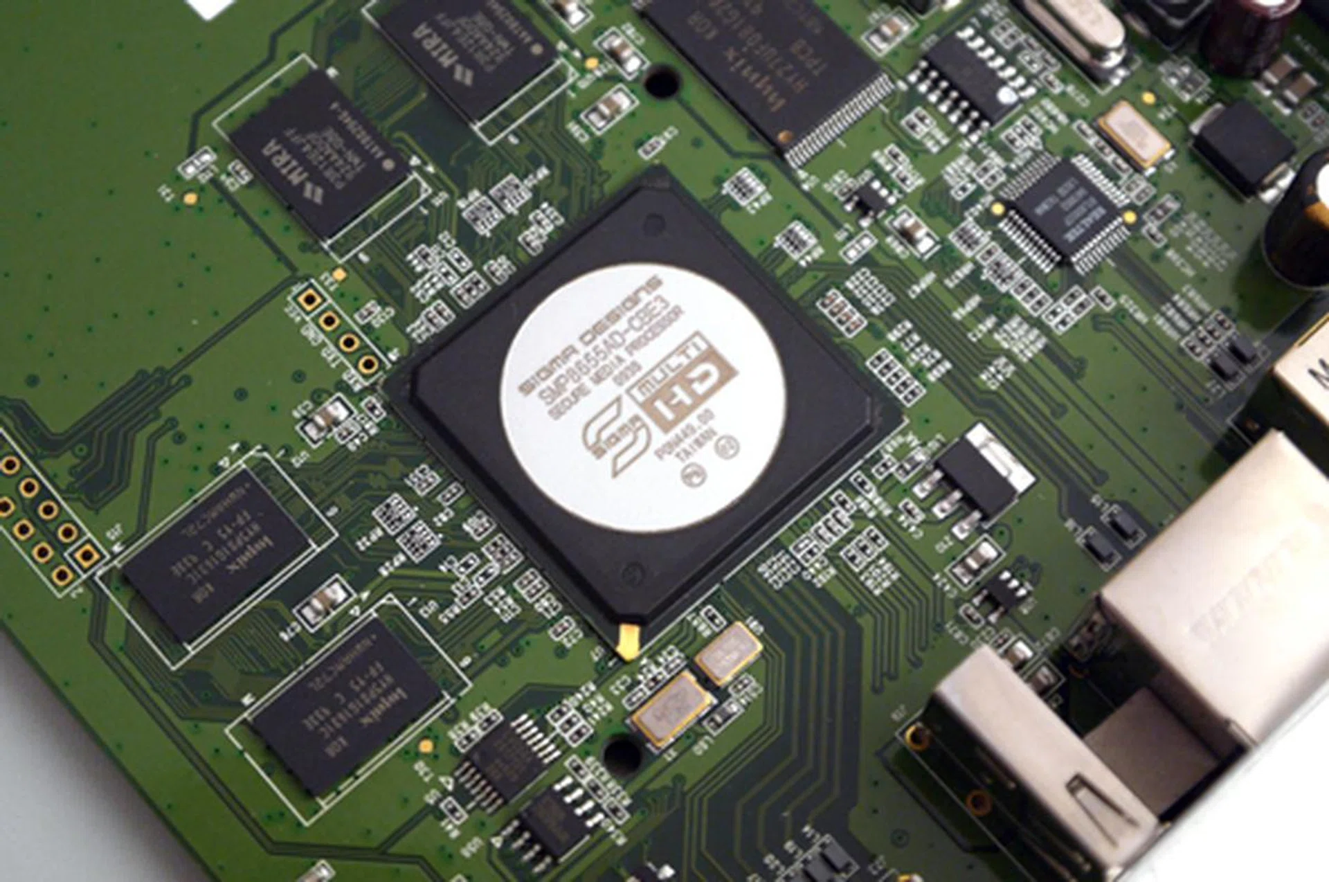 The Sigma SMP8655 chipset might not offer extensive video format support as the Realtek 1073, but its raw muscle power is beyond compare between the two. This SoC packs a 500MHz CPU and 333MHz IPU.