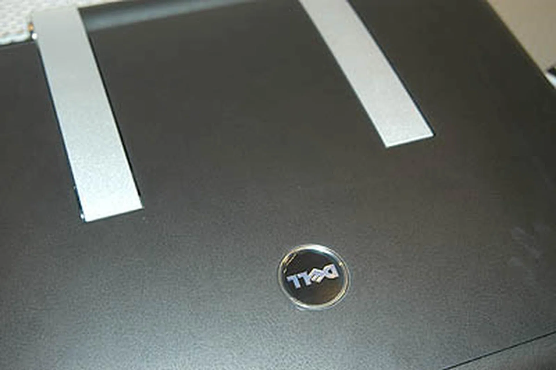 Like the XPS M1210, the XPS M2010 uses synthetic leather for its rear finish.