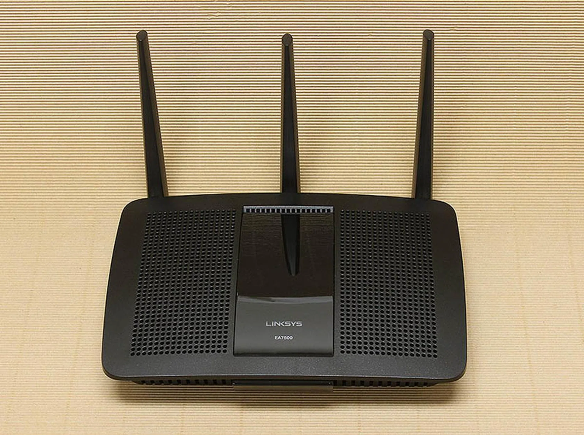 The Linksys EA7500 router aims to make MU-MIMO technology available to a wider audience.