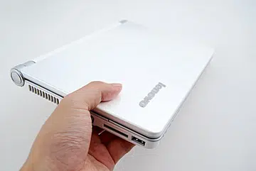 The S10 has a very polished feel and is really sleek to boot. The S10 feels much thinner than the other netbooks that we've seen so far.