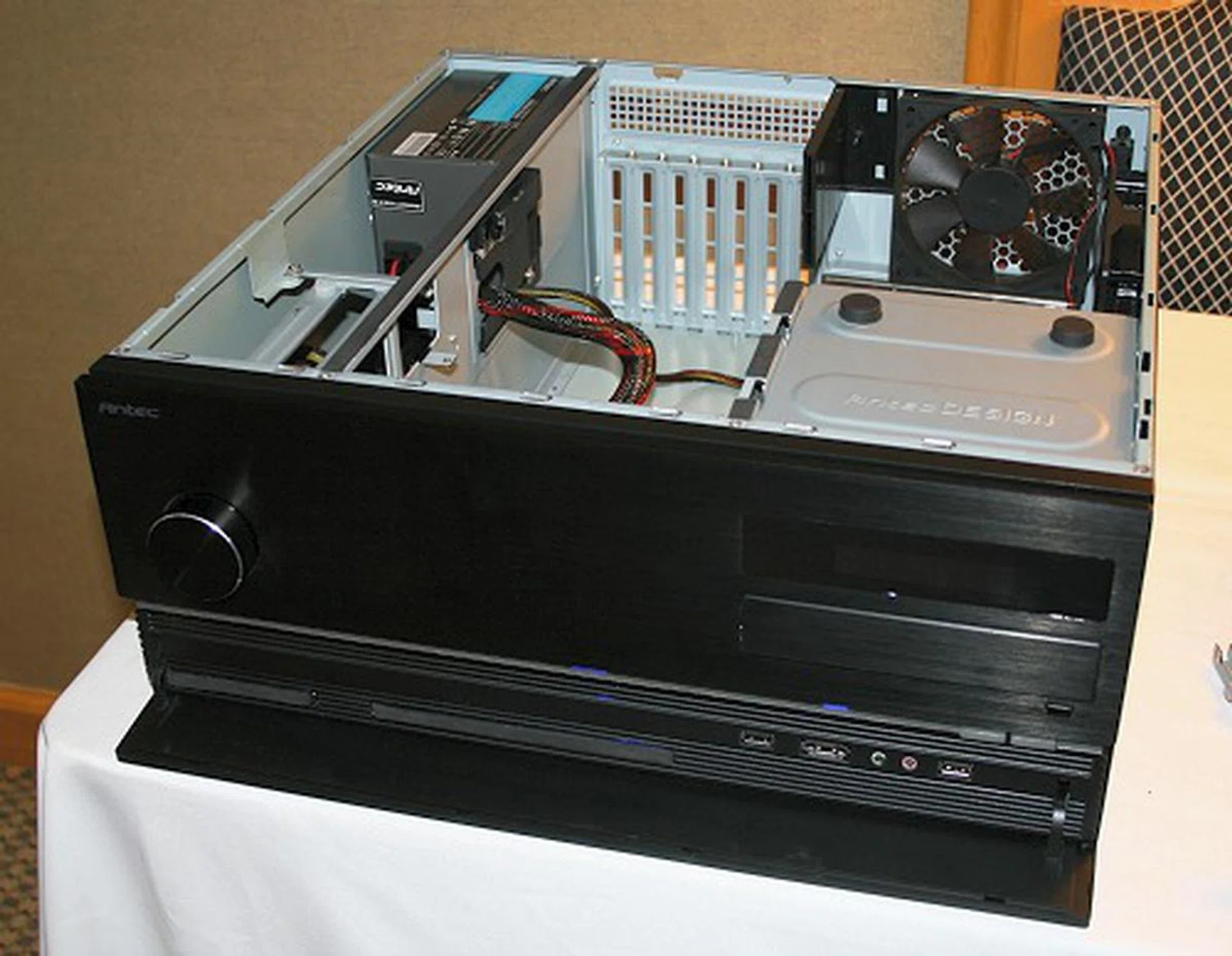  As part of the Veris product family, this new media center casing from Antec comes with a 140mm side fan, a 120mm rear fan, has four HDD bays, and accepts full-length PCIe graphics cards. Besides USB connectivity at the front, there's even a eSATA port just like the Twelve Hundred case.  