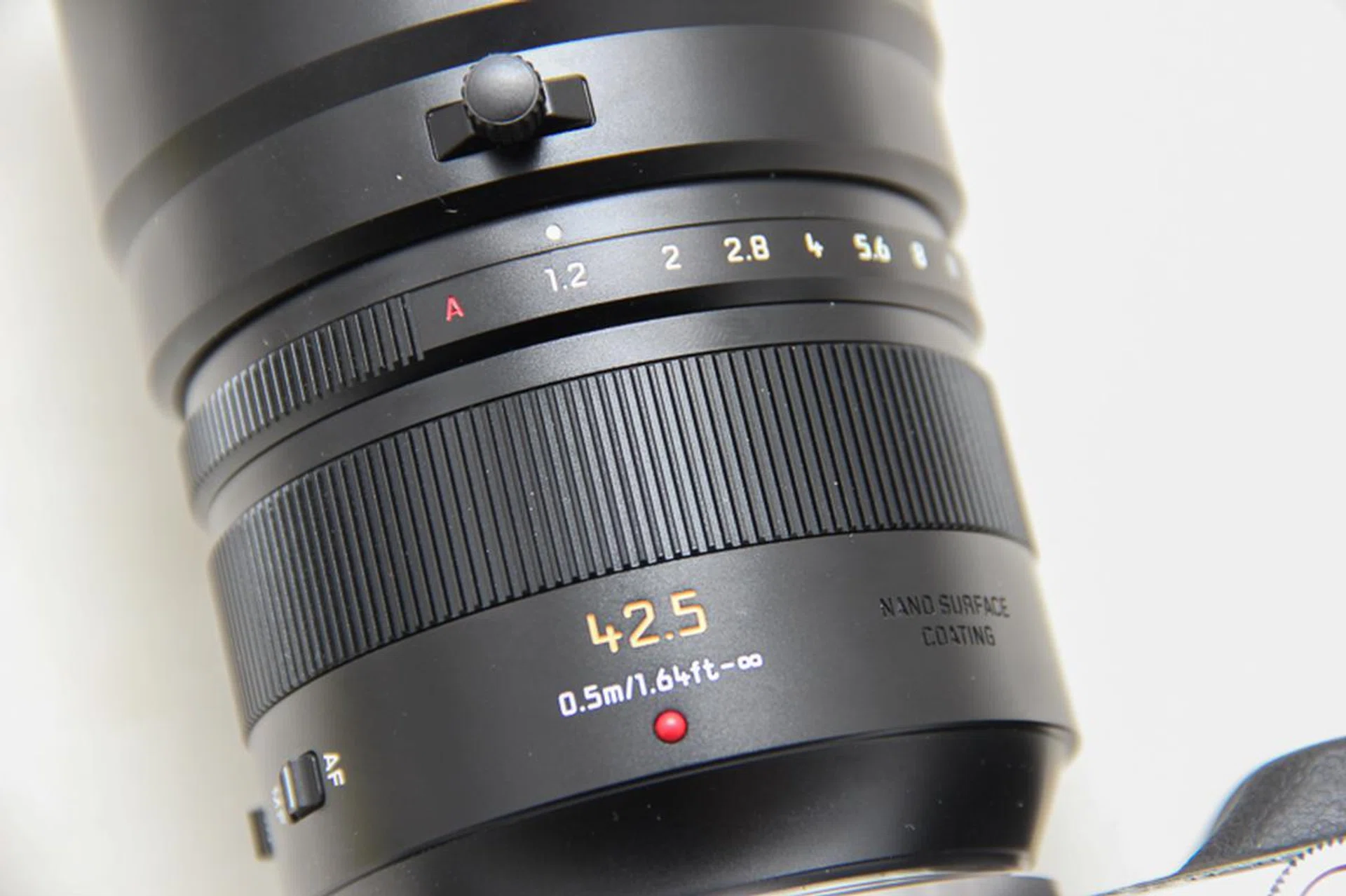 The aperture ring smoothly clicks into place at each step.