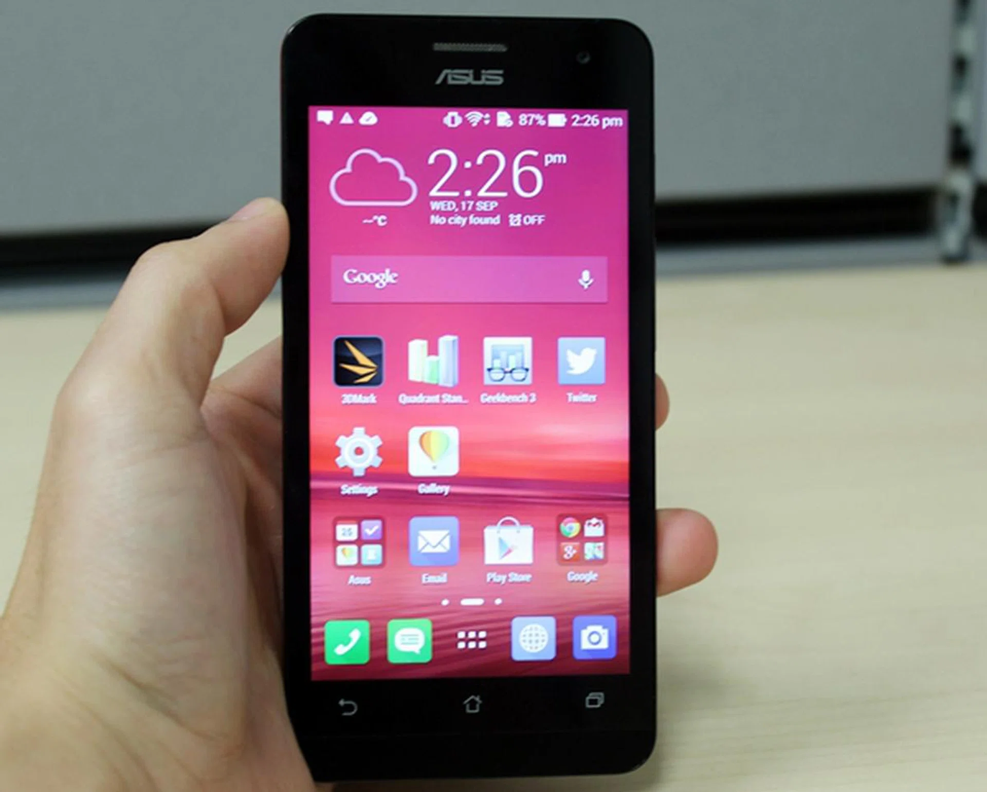 The ASUS ZenFone 5 LTE has the looks identical to its 3G counterpart.
