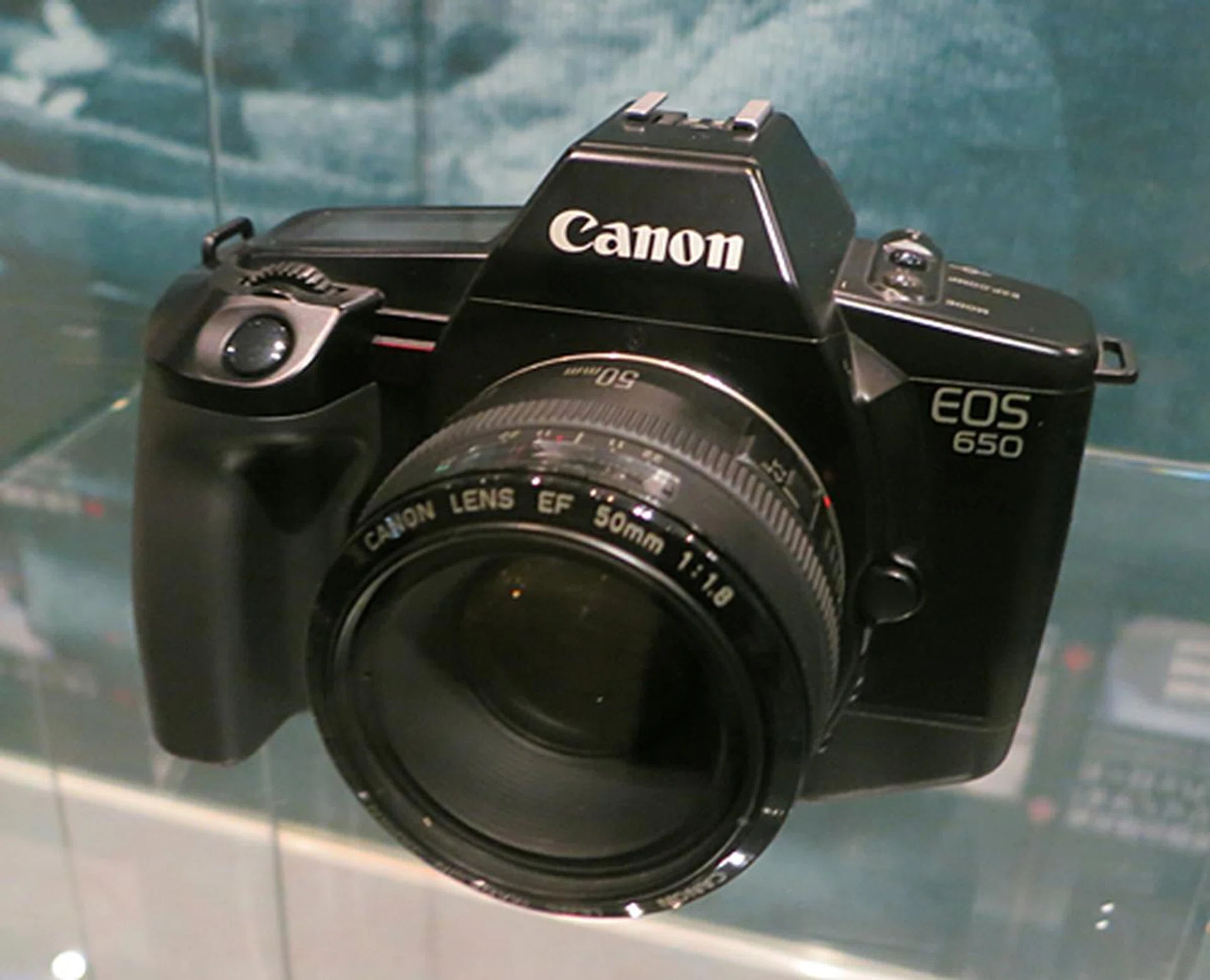 Here’s something that looks somewhat more familiar: Canon’s EOS 650 from 1987. This was the first model of Canon’s AF EOS SLR camera series.