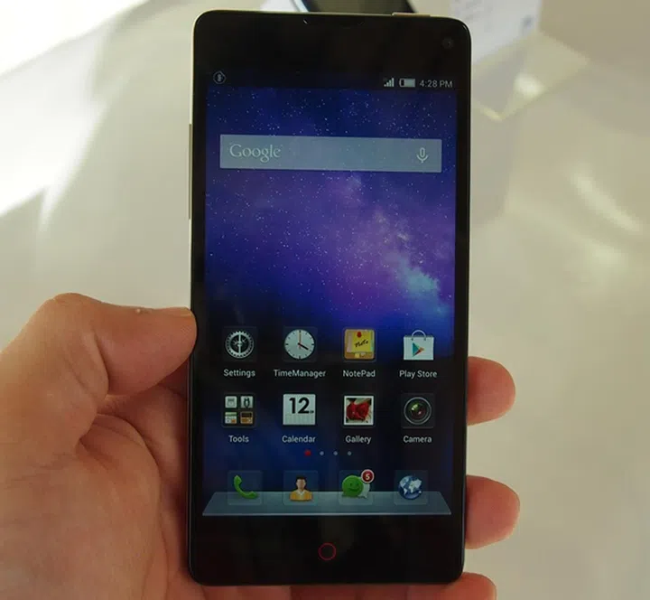 The ZTE Nubia Z5S Mini will be available in four colors: white front & black back, black front & white back, full white and full black.