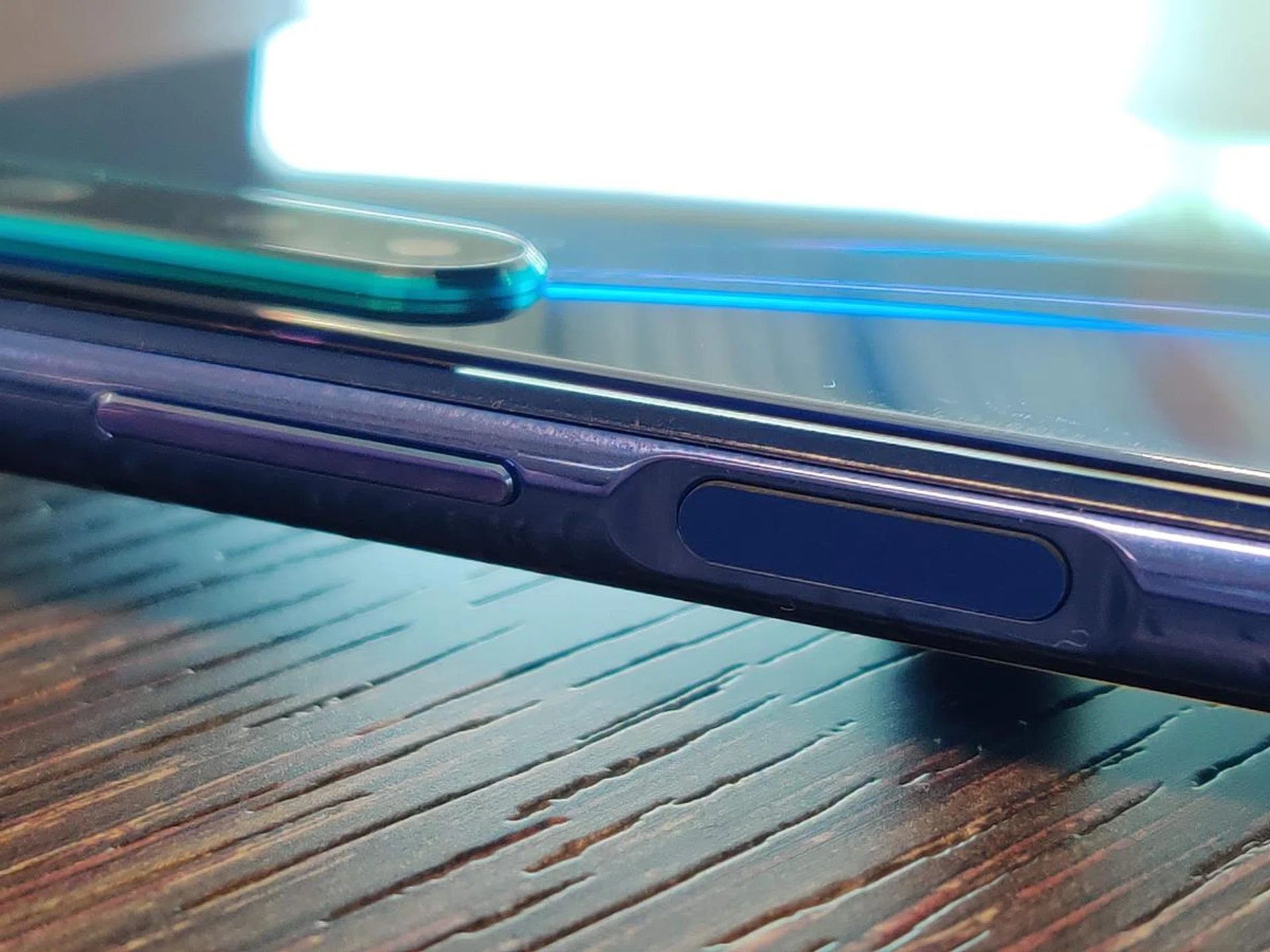 Apart from the Samsung Galaxy S10e, the last time we saw one of these was on the old Sony Xperia Z-series phones.