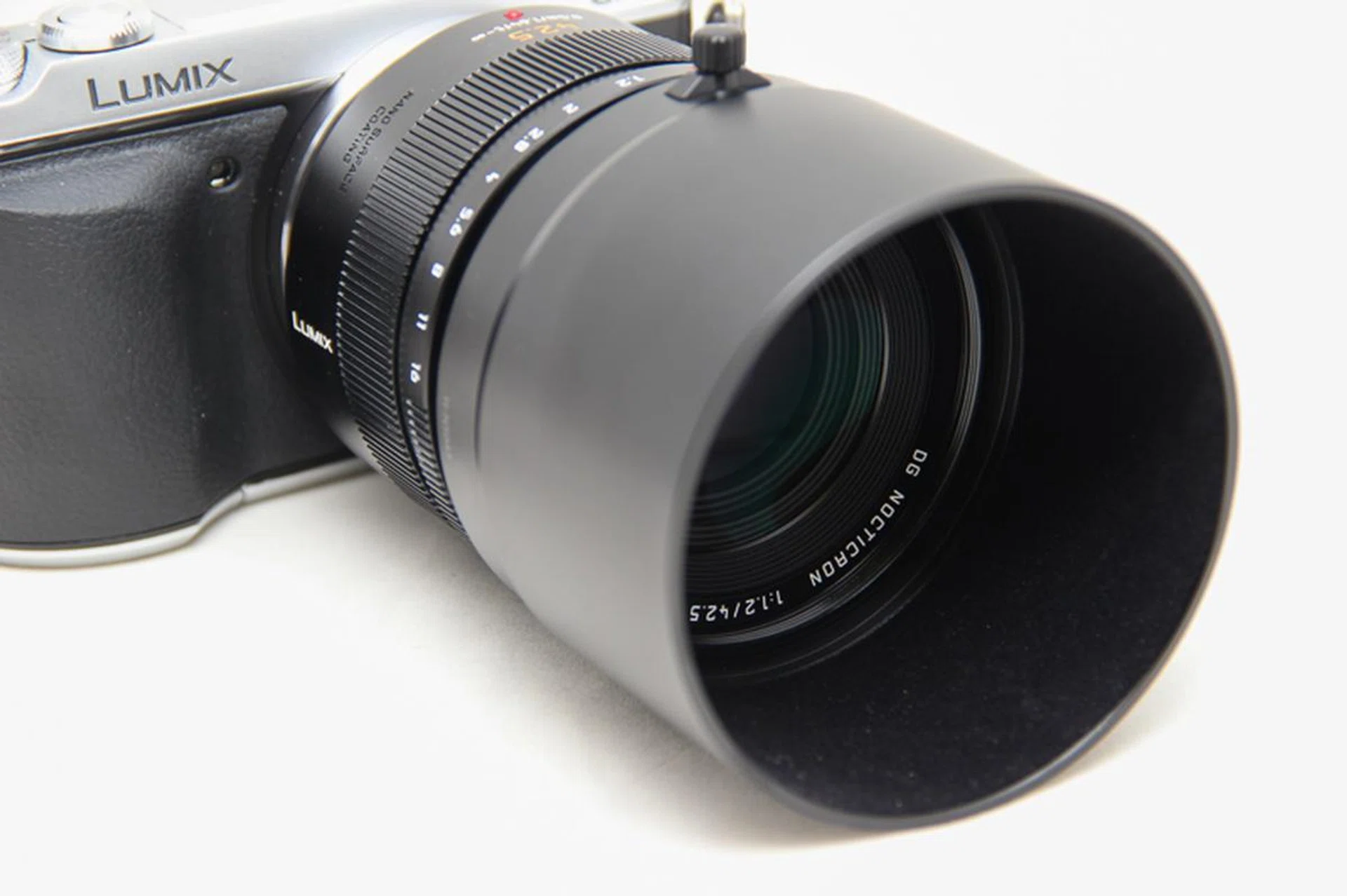 The metal lens hood is deep, solid and included with the package.