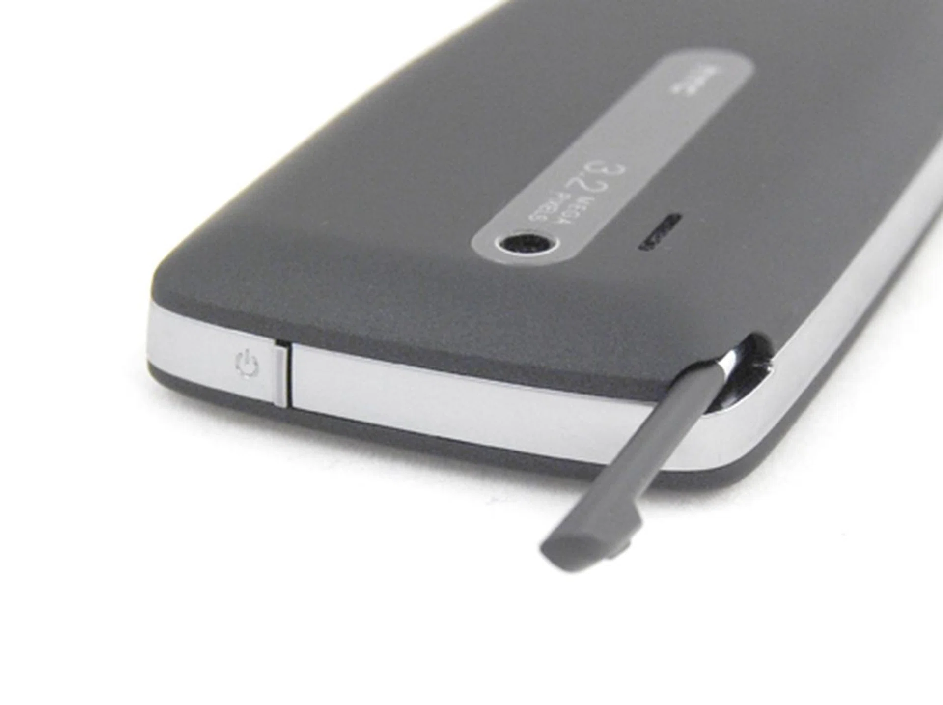 This was also the case for the Power button. Though not flushed with the crown of the device, it was not exactly easy to push the button to put the device on standby or awaken it. The stylus takes a retro approach and is located at the top right hand corner of the device.