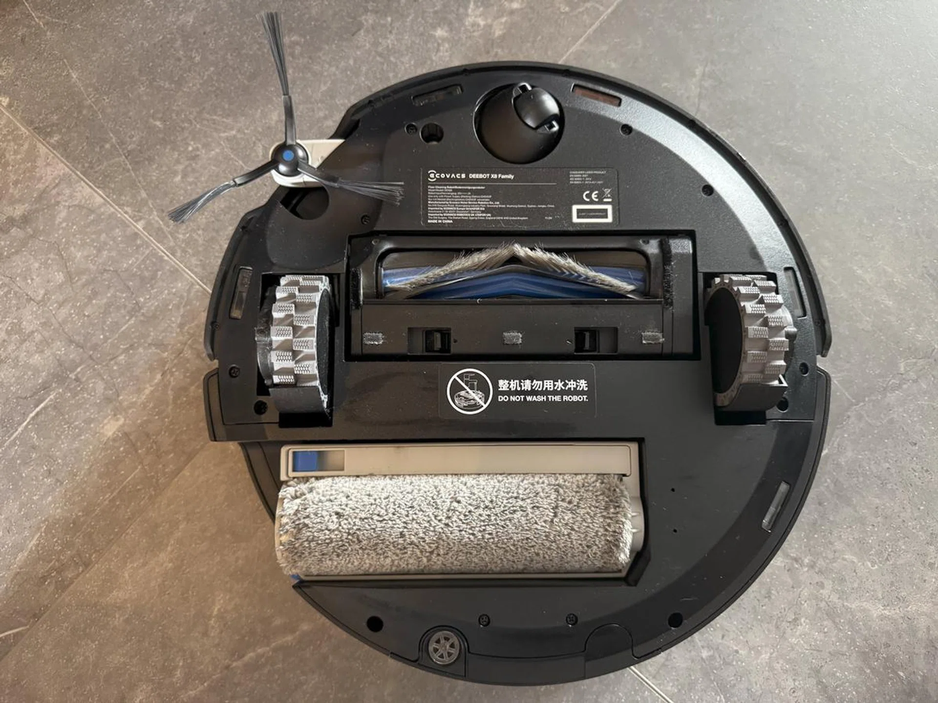 X8 Pro has an extendable roller mop instead of circular mopping pads. Photo: HWZ