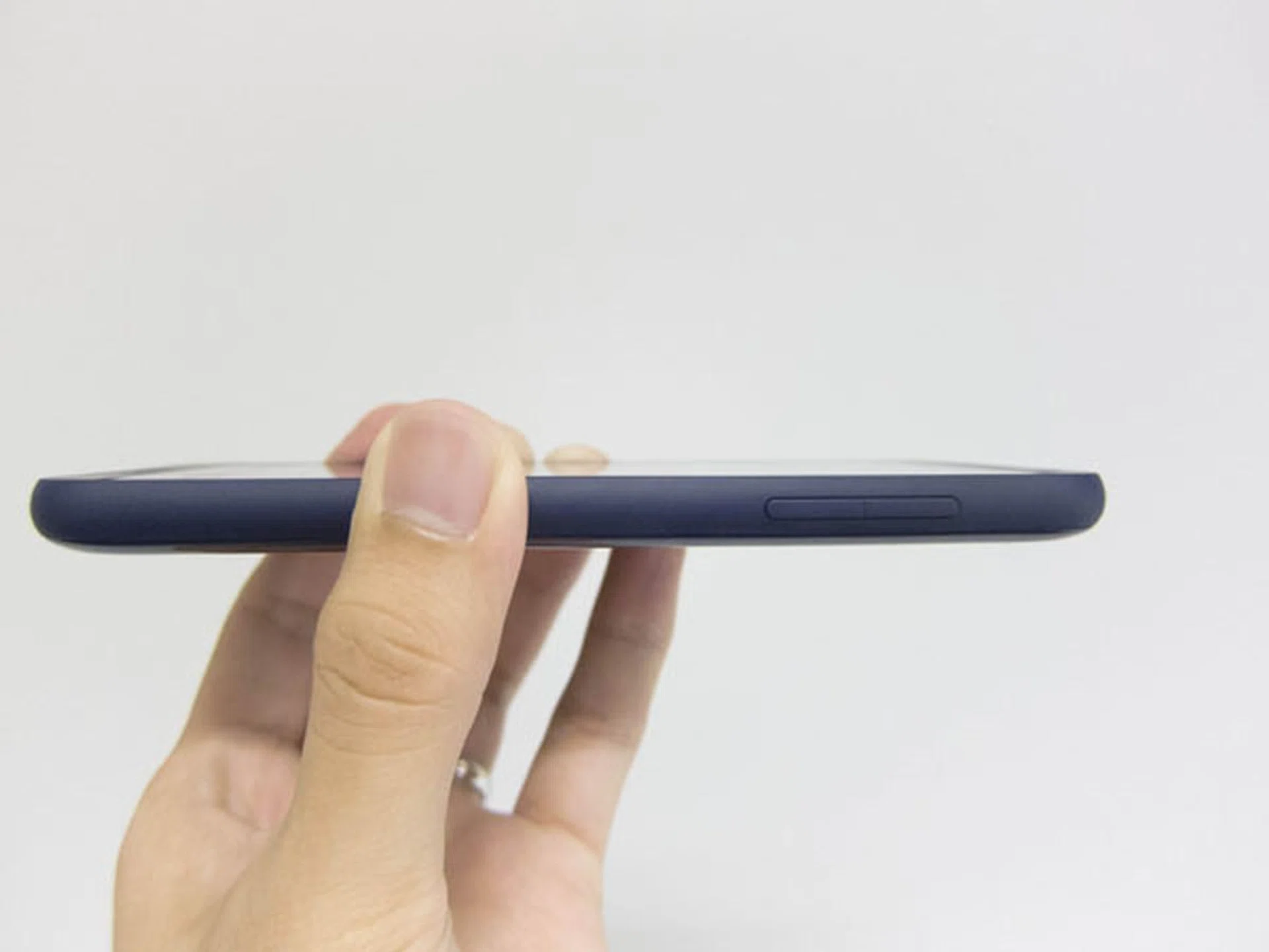 The HTC Desire 610 seen from the sides.