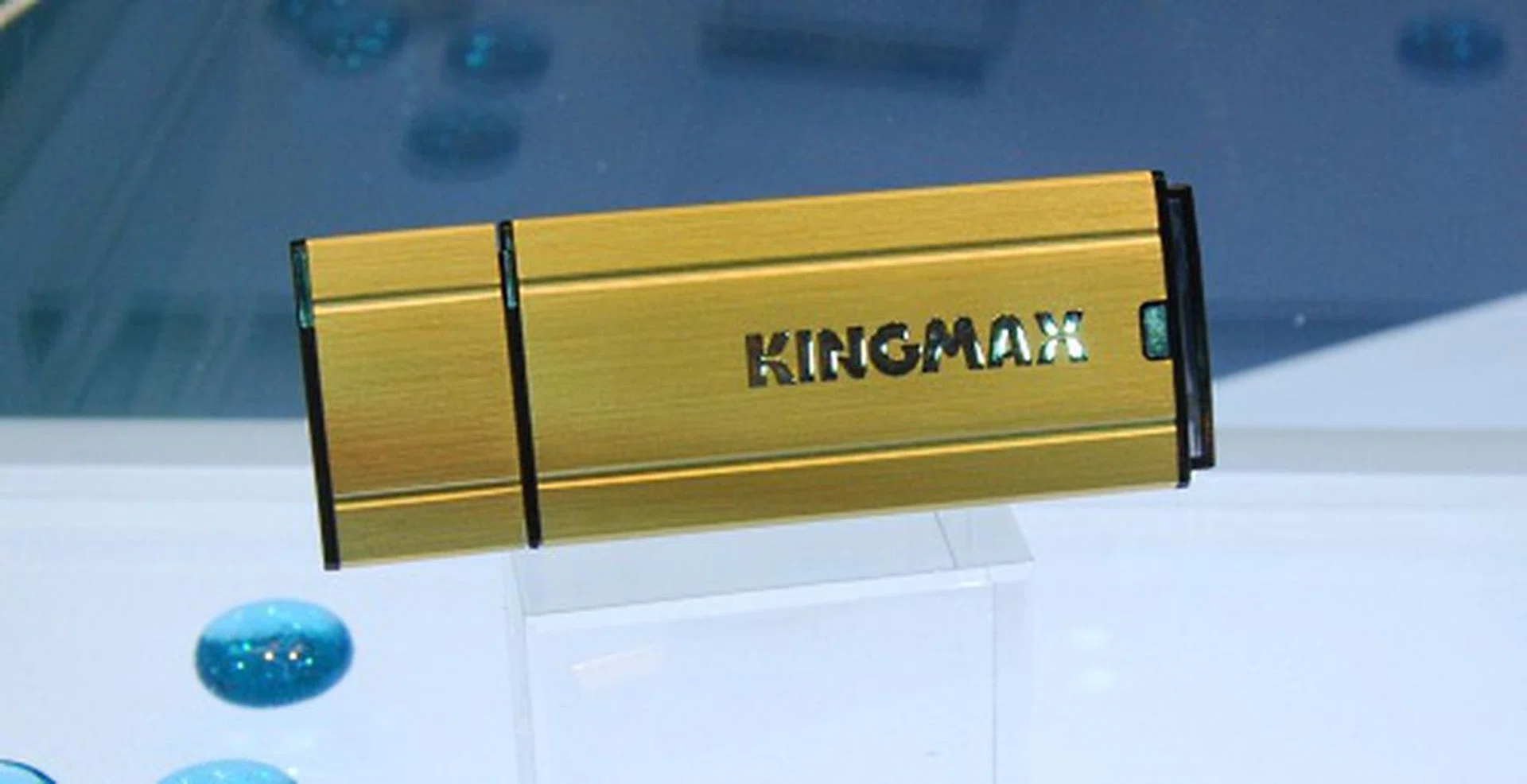A USB 3.0 flash drive from Kingmax with higher transfer rate than the past (up to 4.8Gbps) and available in capacities of 16, 32 and 64GB.