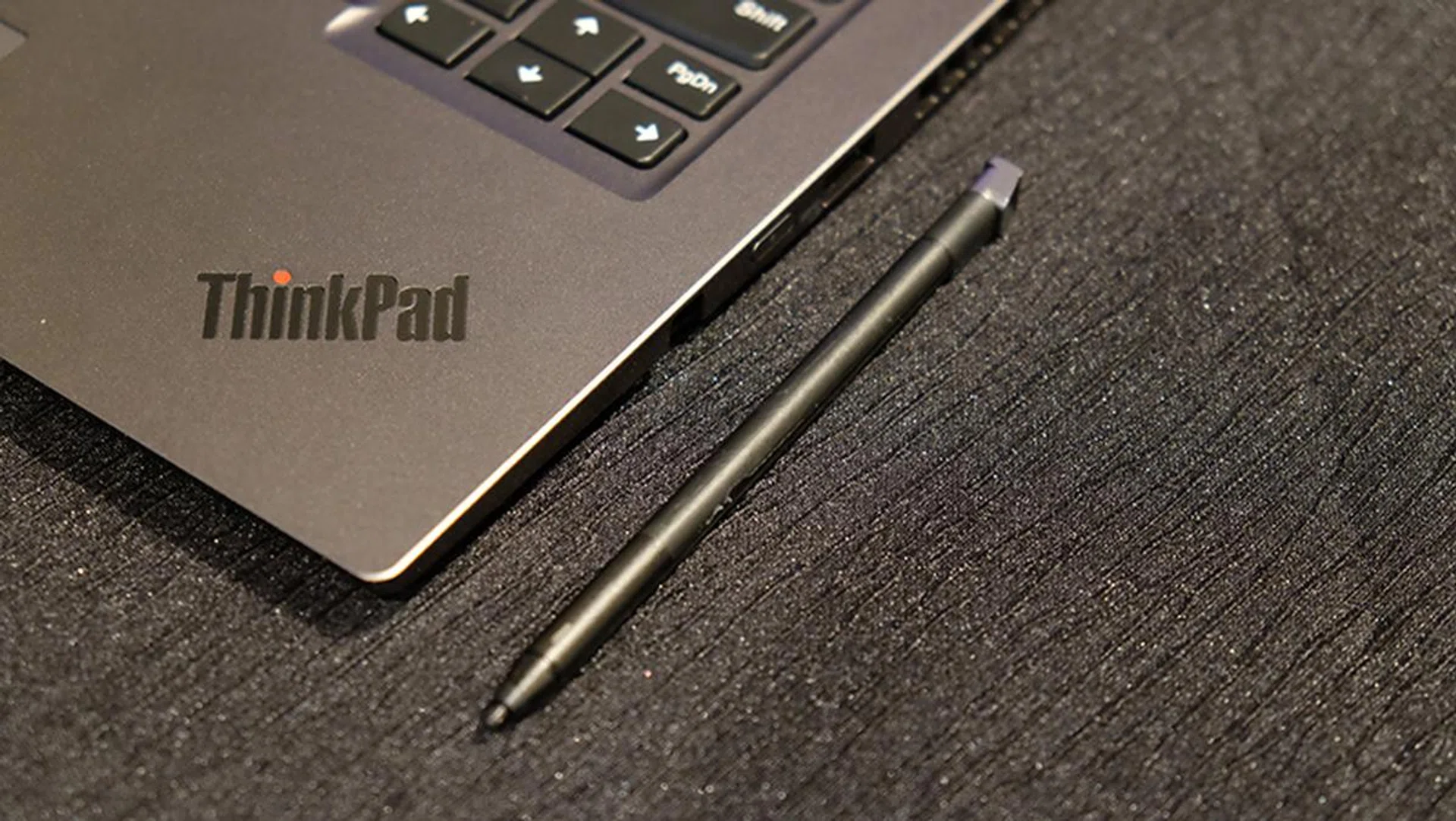 The pen sits in its own garage on the right of the notebook.