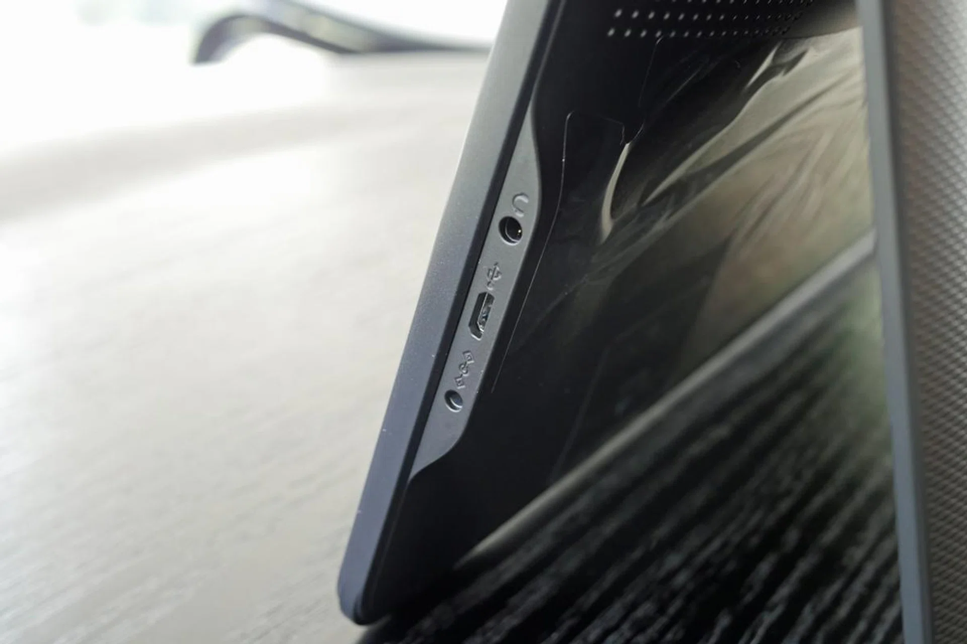 The Galaxy View uses a DC power jack to charge, a 3.5mm audio output jack, and a micro-USB 2.0 OTG port. Sadly, that's all the inputs and outputs you'll get on this large 'tablet'. Just above the I/O ports is the 4W stereo speakers, significantly higher powered than what you'll get on standard tablets.