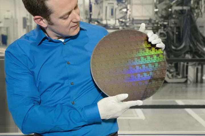 Wafer of chips with 5nm silicon nanosheet transistors. Image credit: IBM.