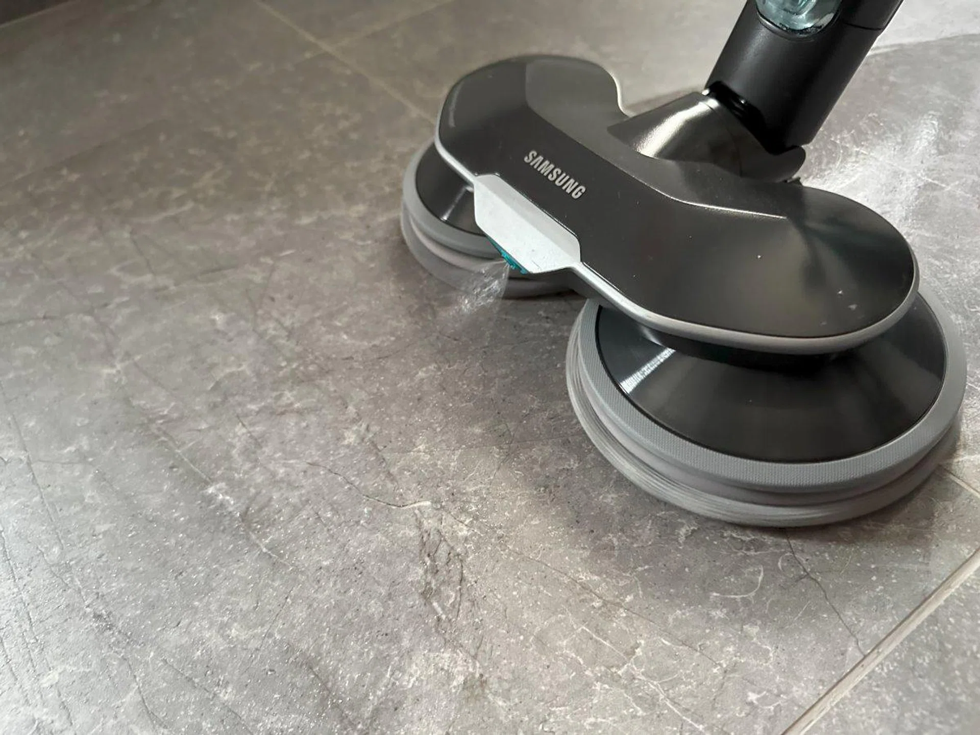 The mop head glides smoothly, and has a nozzle that directly sprays liquid onto the floor manually controlled by the user.