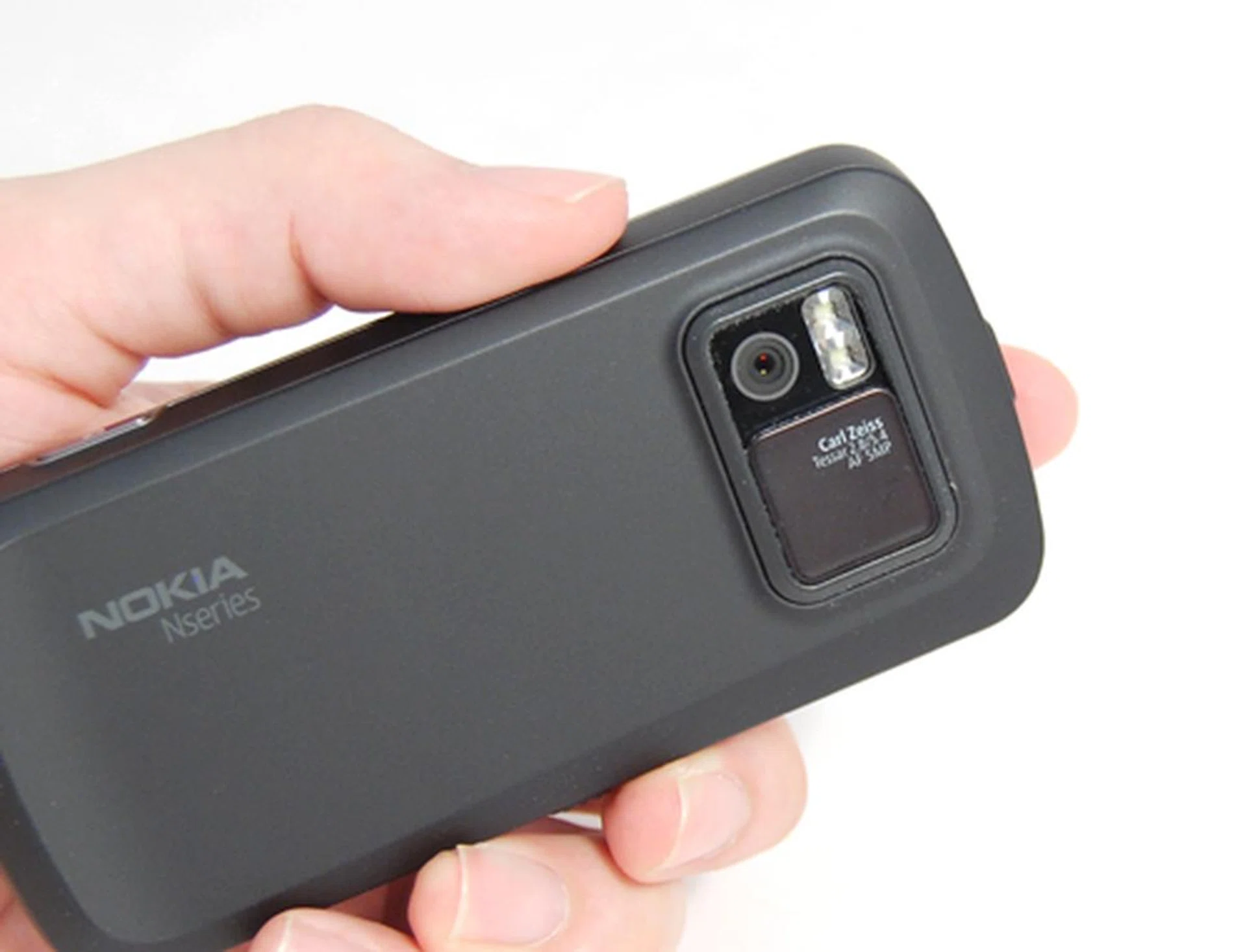 One of the things we appreciated on the N97 is a lens cover which was missing from its predecessors, the N96 and N95 (both the original and 8GB versions).