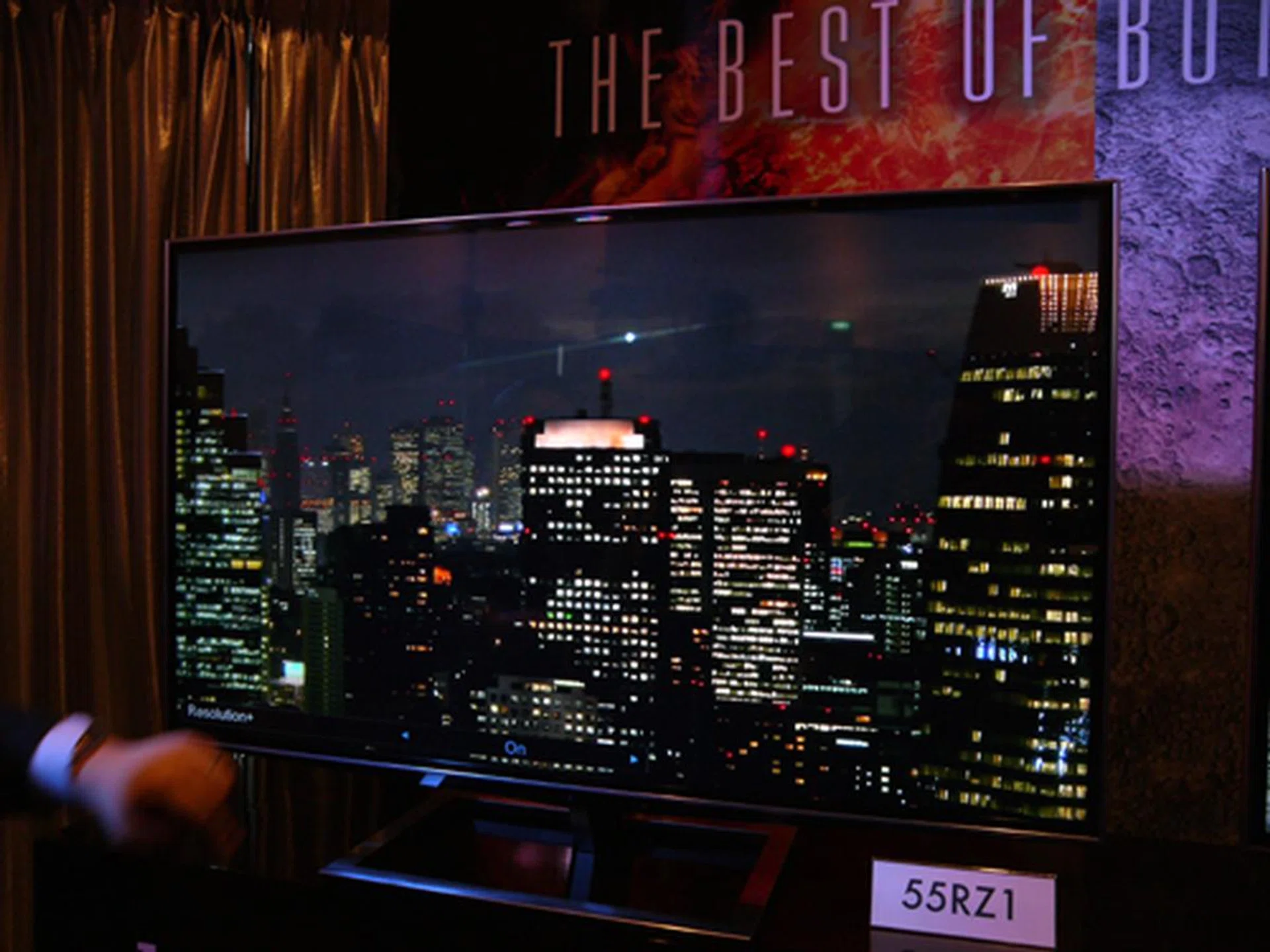 A Toshiba spokesman was demonstrating the visual differences between an upconverted HD image with and without Resolution+ on the Quad Full-HD display. The good news is there were minimal signs of smearing or excessive aliasing artifacts with Resolution+ enabled. The bad news is noise levels were amplified along with the picture quality as well. 