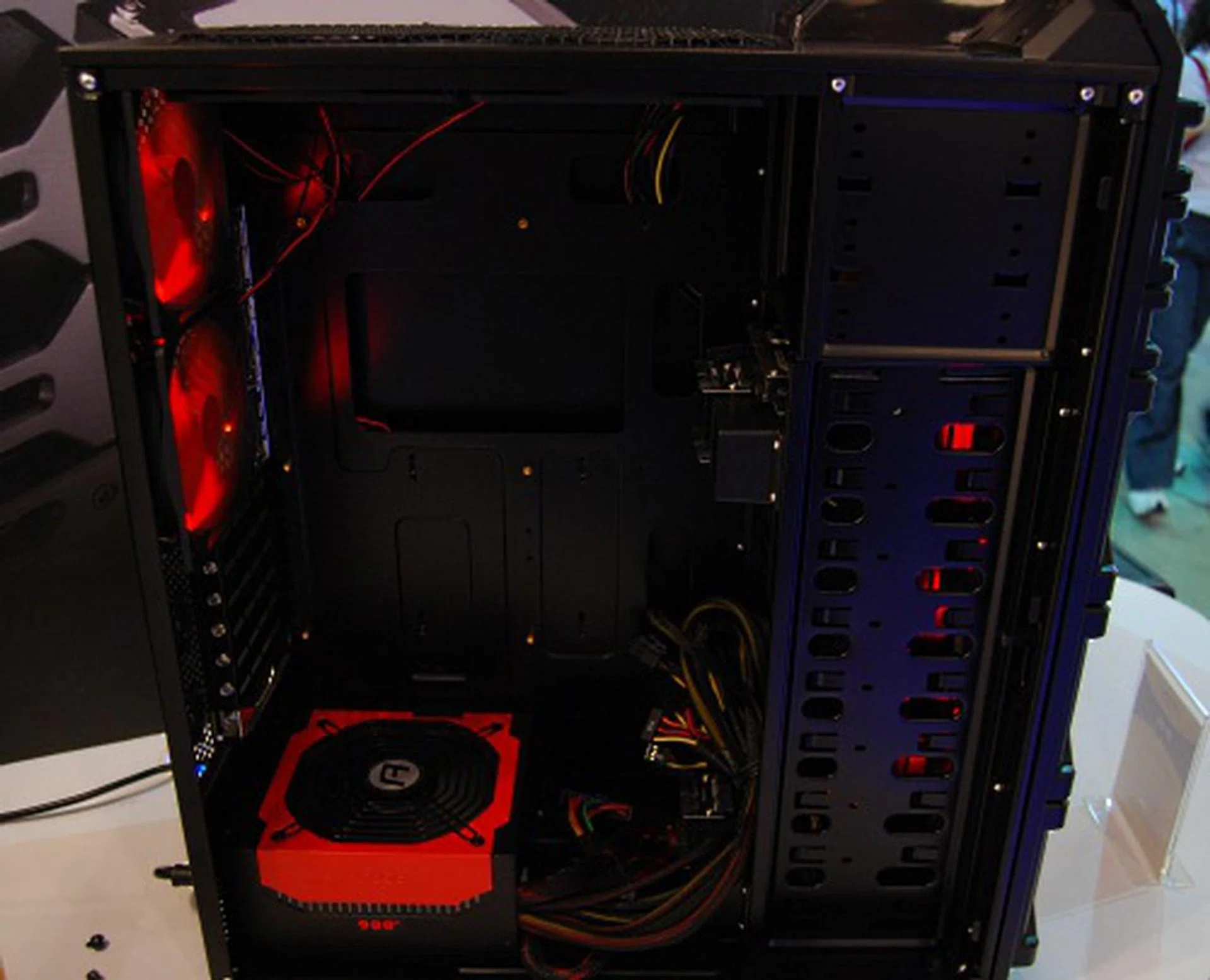 The spacious interior of the DF-85. We noticed that you can change the CPU cooler without needing to unscrew the motherboard while there are two 120mm TriCool fans at the rear for cooling. 