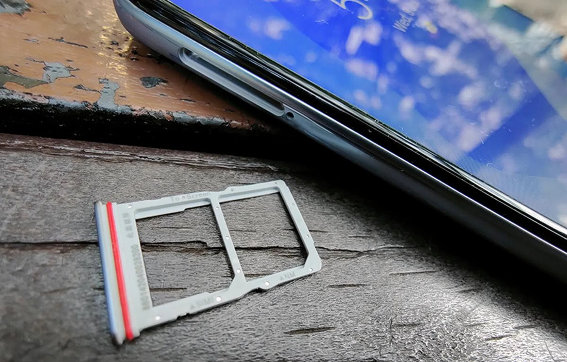Single SIM slot with Huawei's Nano Memory slot on the card tray.