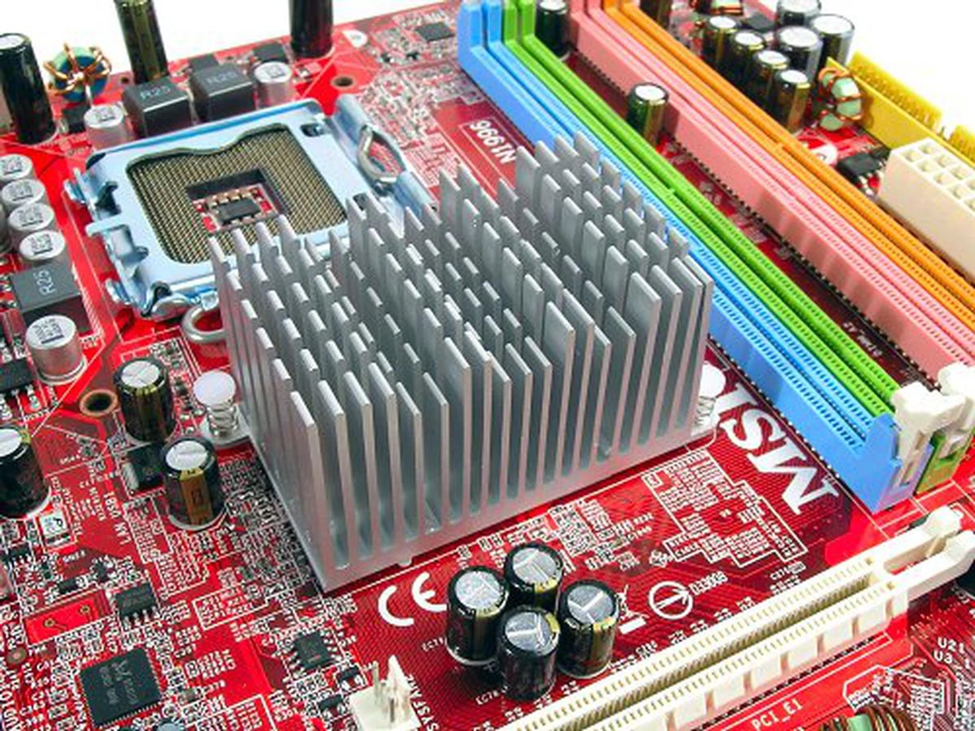 The P35 Neo series will only feature a passive heatsink. While it doesn't seem to be as massive as the one seen on the Gigabyte P35-DS3R, it is still a substantial block of metal.