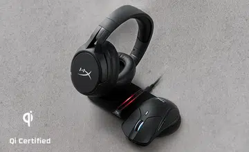 The HyperX Cloud Flight S and Pulsefire Dart mouse on the ChargePlay base charging pad. (Image Source: HyperX)