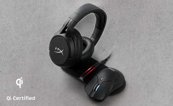 The HyperX Cloud Flight S and Pulsefire Dart mouse on the ChargePlay base charging pad. (Image Source: HyperX)