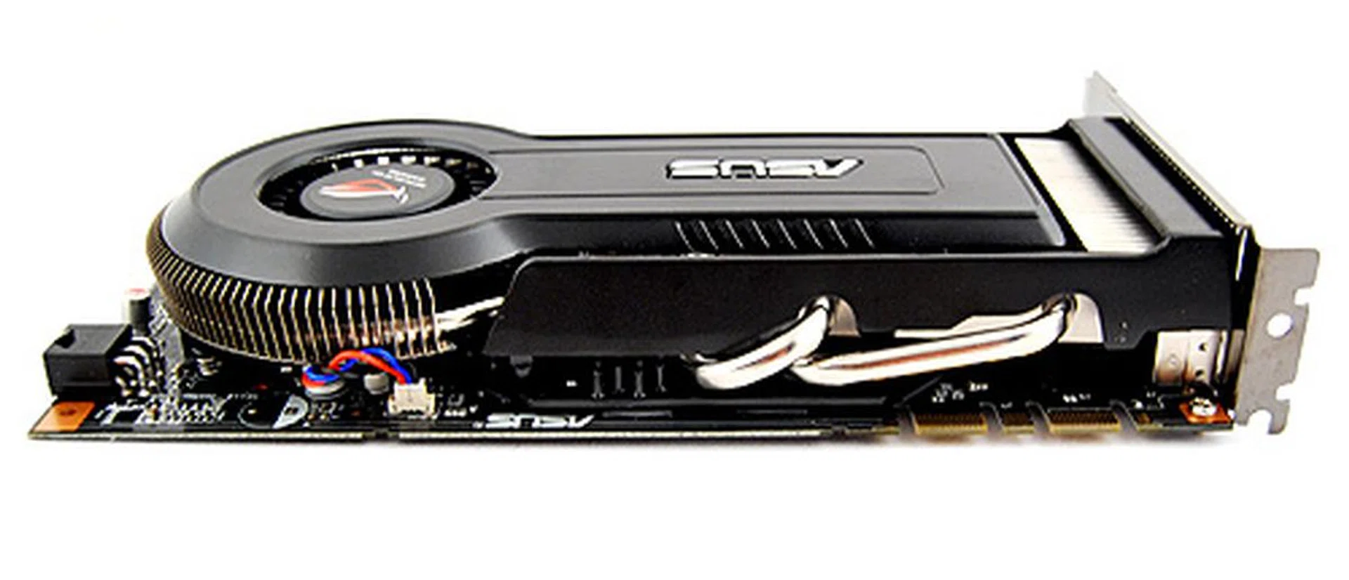 As you can see, the Hybrid Cooler of ASUS shares many similarities with HIS' IceQ 4 cooler. The only thing that sets it apart from the IceQ 4 is its lack of massive heatsinks.