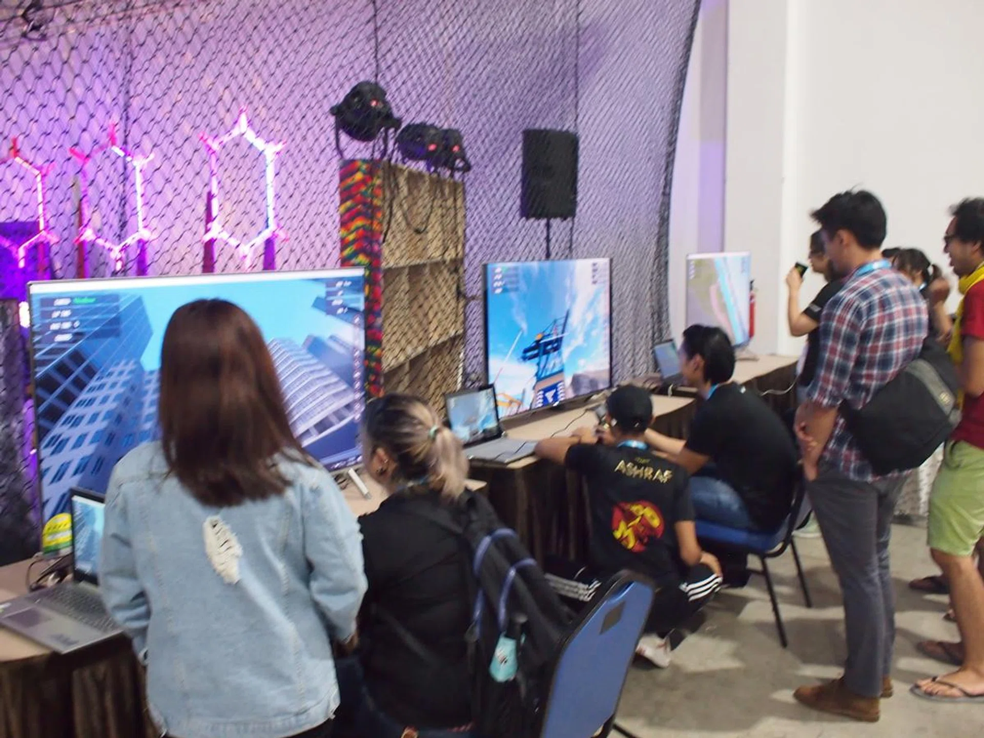 Thanks to these screens, you can catch a glimpse of what the drone pilots are really experiencing on their virtual reality headset.