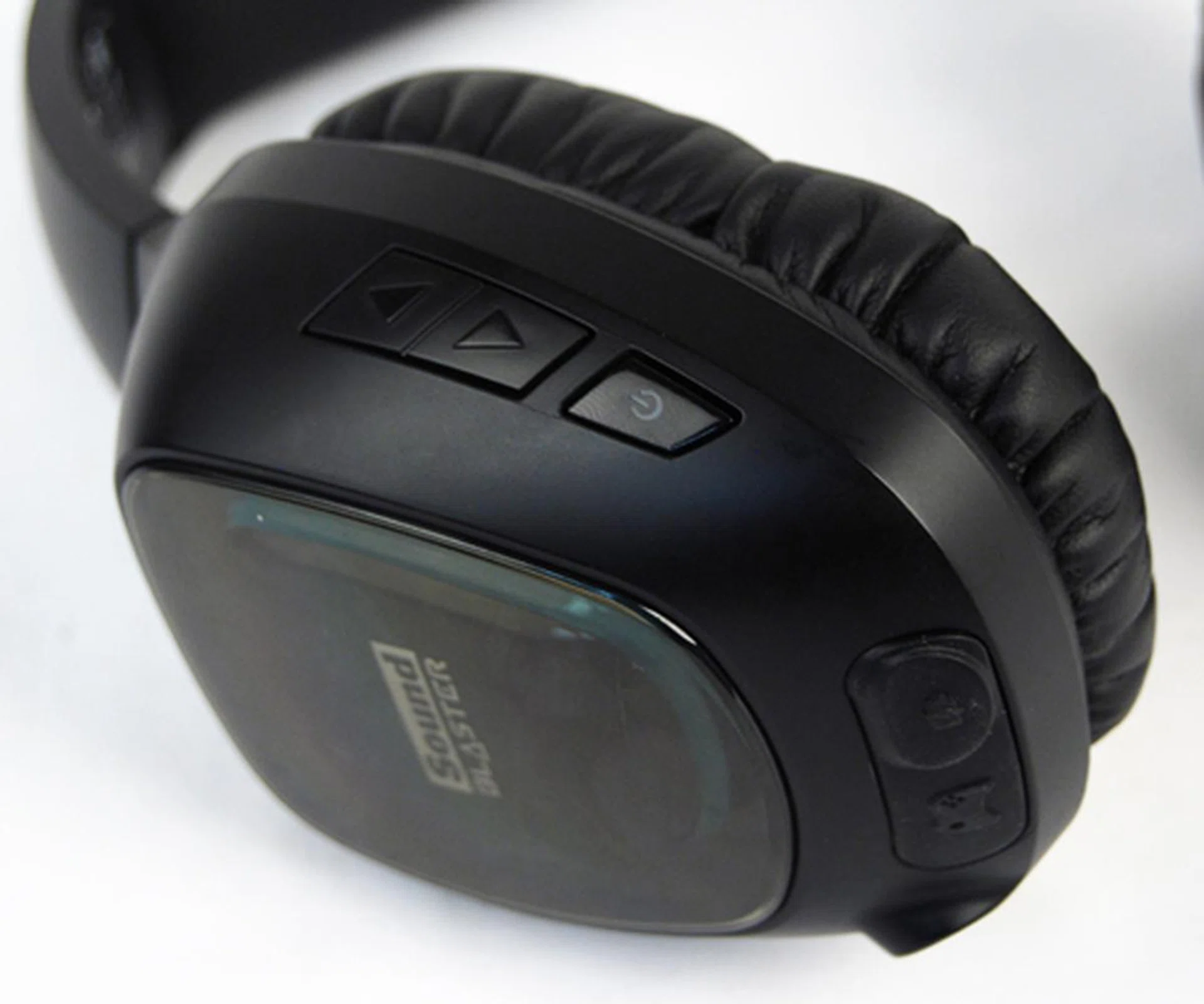 Buttons to control operations of the headphones can be found on the right hand side. Here we can see the power button and the arrows for controlling volume.
